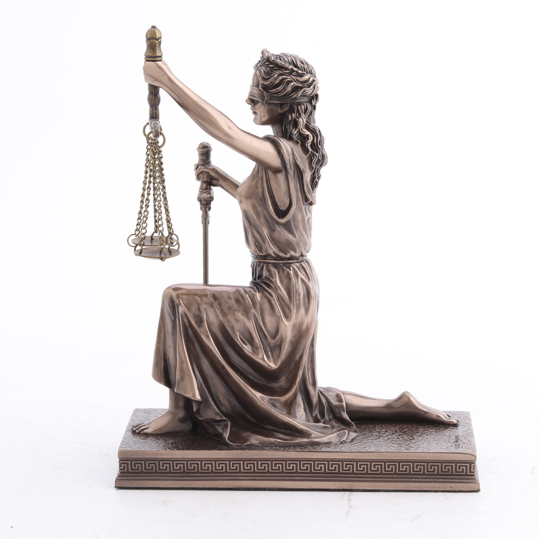 Veronese Design 16 3/4 cm Lady Justice klęcząca waga trzymająca i miecz rzeźba z żywicy wykończenie z brązu