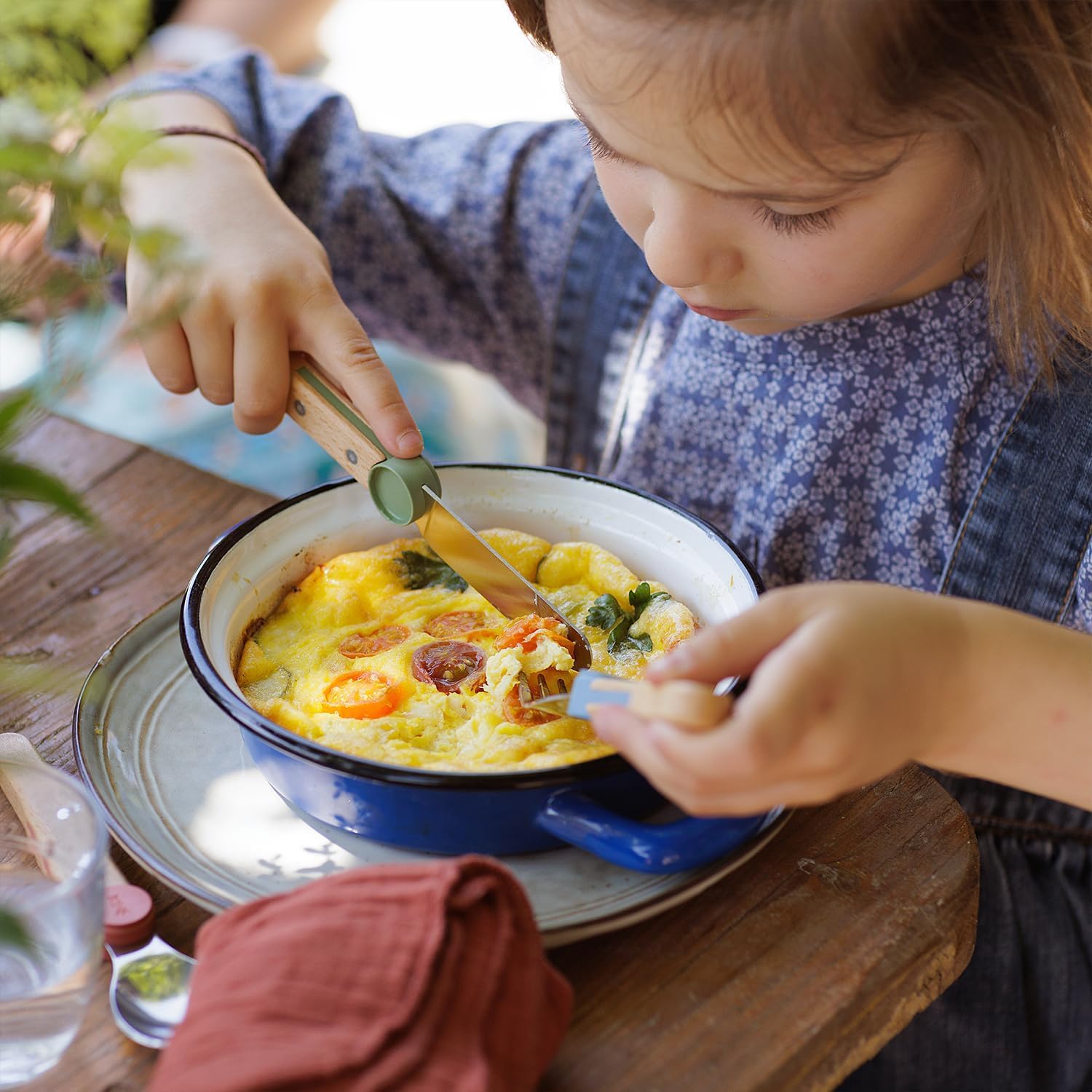 OPINEL Le Petit Gourmet Set de Couverts pour Enfants – Personnalisable avec Gravure – 4 pièces en Acier Inoxydable, idée Cadeau pour Naissance, baptême ou Anniversaire (Vert Olive)