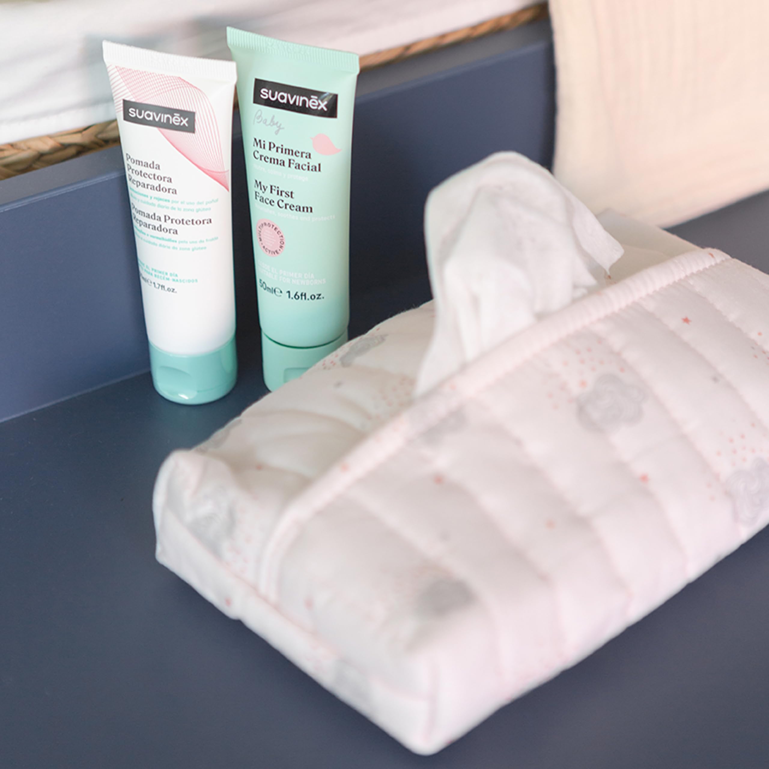 Suavinex, Regalo Bebé Recién Nacido, Canastilla Bebé con Porta Toallitas de Tela con: Crema del Pañal - Pomada Protectora Reparadora + Crema Facial + Toallitas Dermohidratantes, Rosa