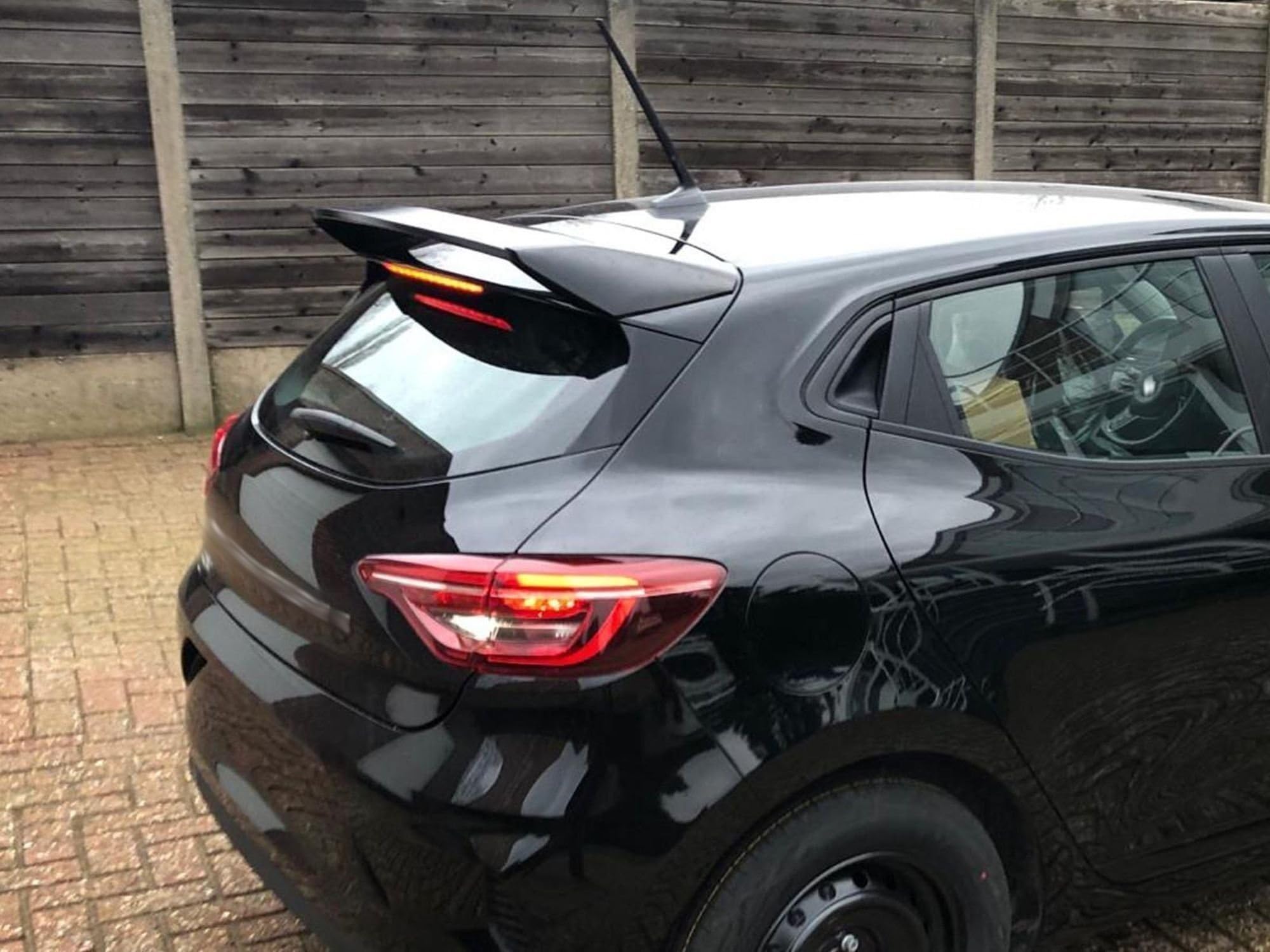 CHROMEMASTER | Spoiler da Tetto; Spoiler Posteriore Compatibile con Renault Clio Hatchback 2019 +; Alettone Tetto; Poliuretano; Per la verniciatura; Metodo di Montaggio: Colla | Tuning Ottico per Auto