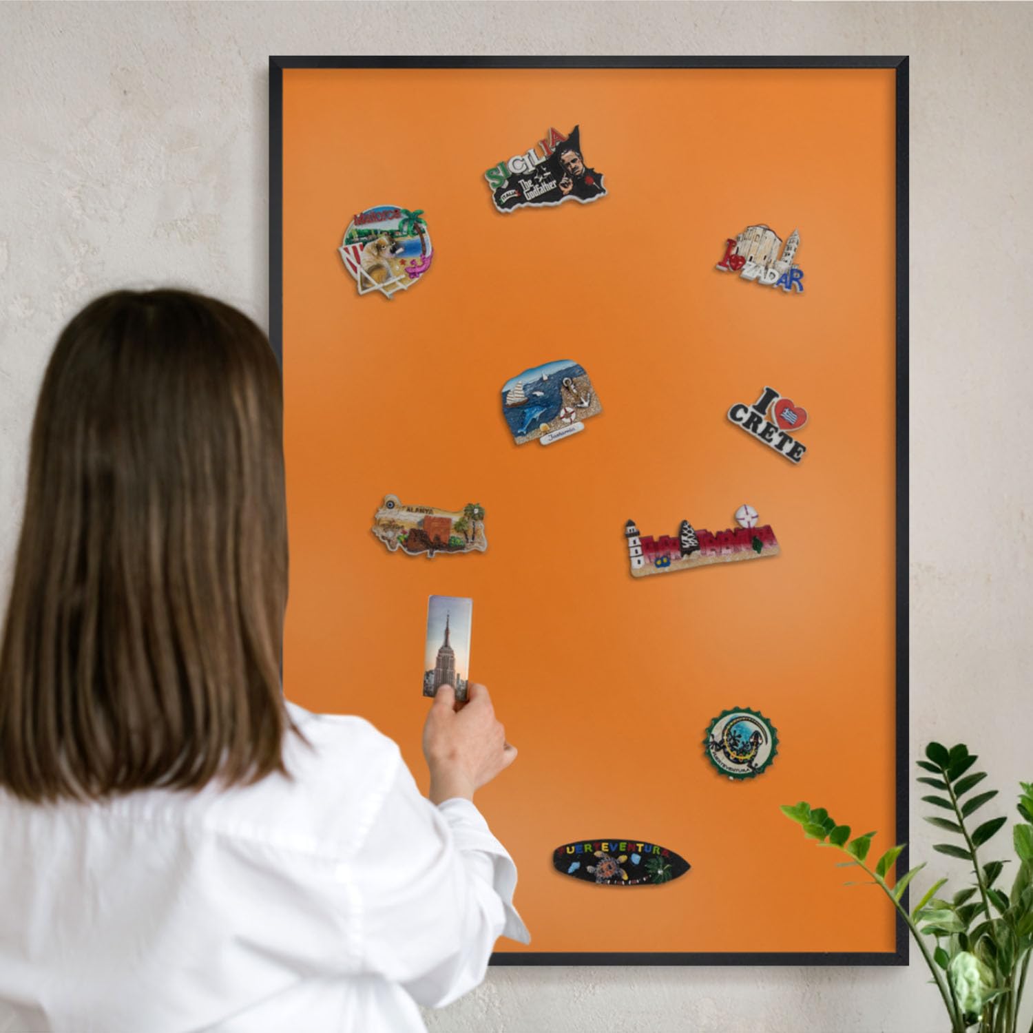 Panel Magnético Informativo 100x70 cm | con Marco Negro | Naranja Fuerte | Montaje Fácil | Pizarra de Pared | Para Restaurante y Bar | Expositor para Menú, Ofertas del Día