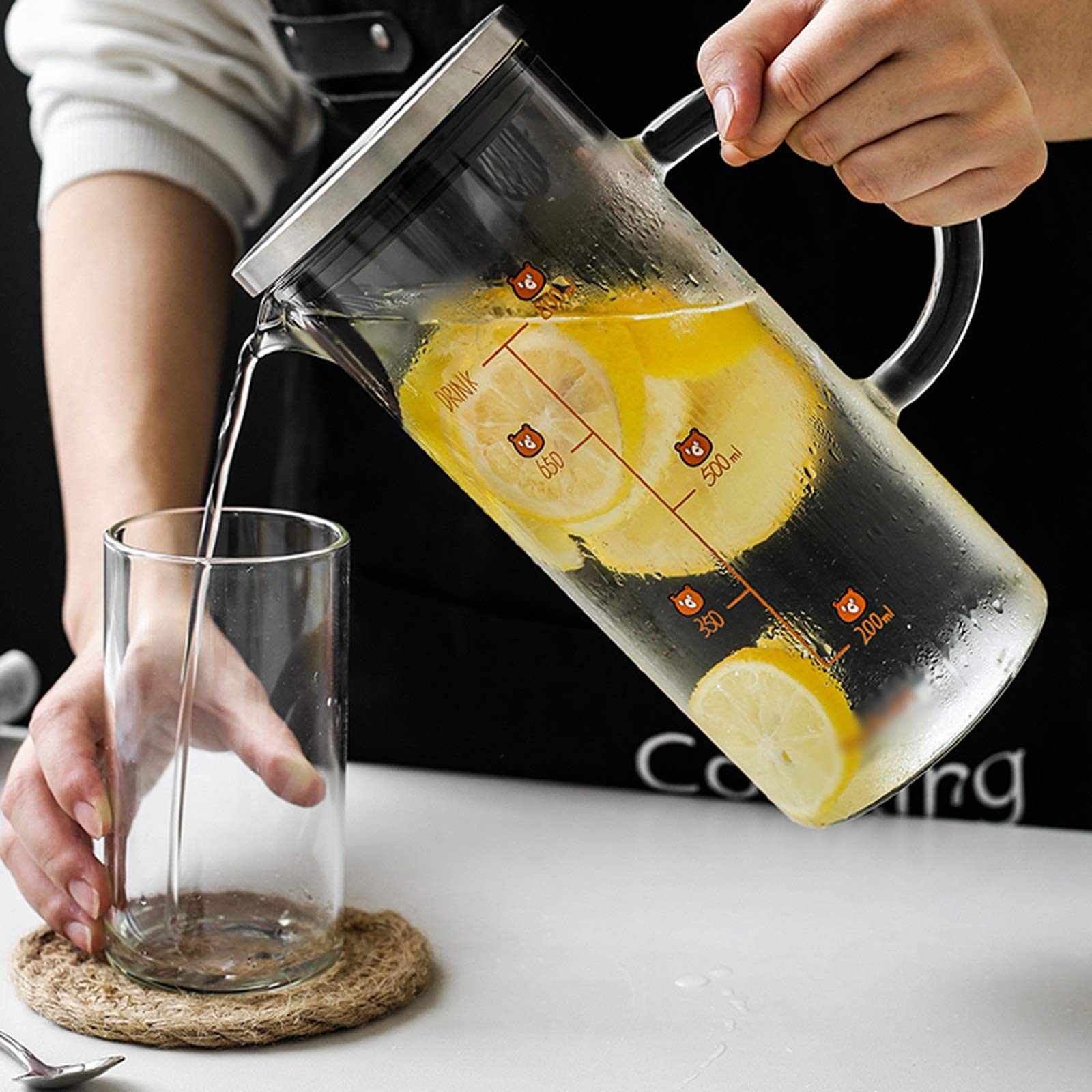 LOWLIU Caraffe di tè Freddo Brocca di Vetro Carino casa di Vetro Dritto teiera con Scala con Filtro in Acciaio Inox for Il Succo tè Freddo/Caldo beverage-1000ml brocche (Color : B)