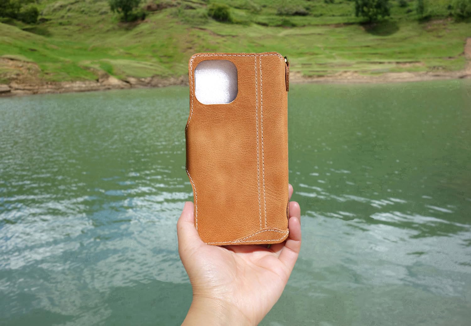 Yogurt Leder-Hülle Für IPhone 16 Pro Max | Handgefertigte Brieftaschenhülle Aus Ölleder | 17,5 Cm (6,9 Zoll)