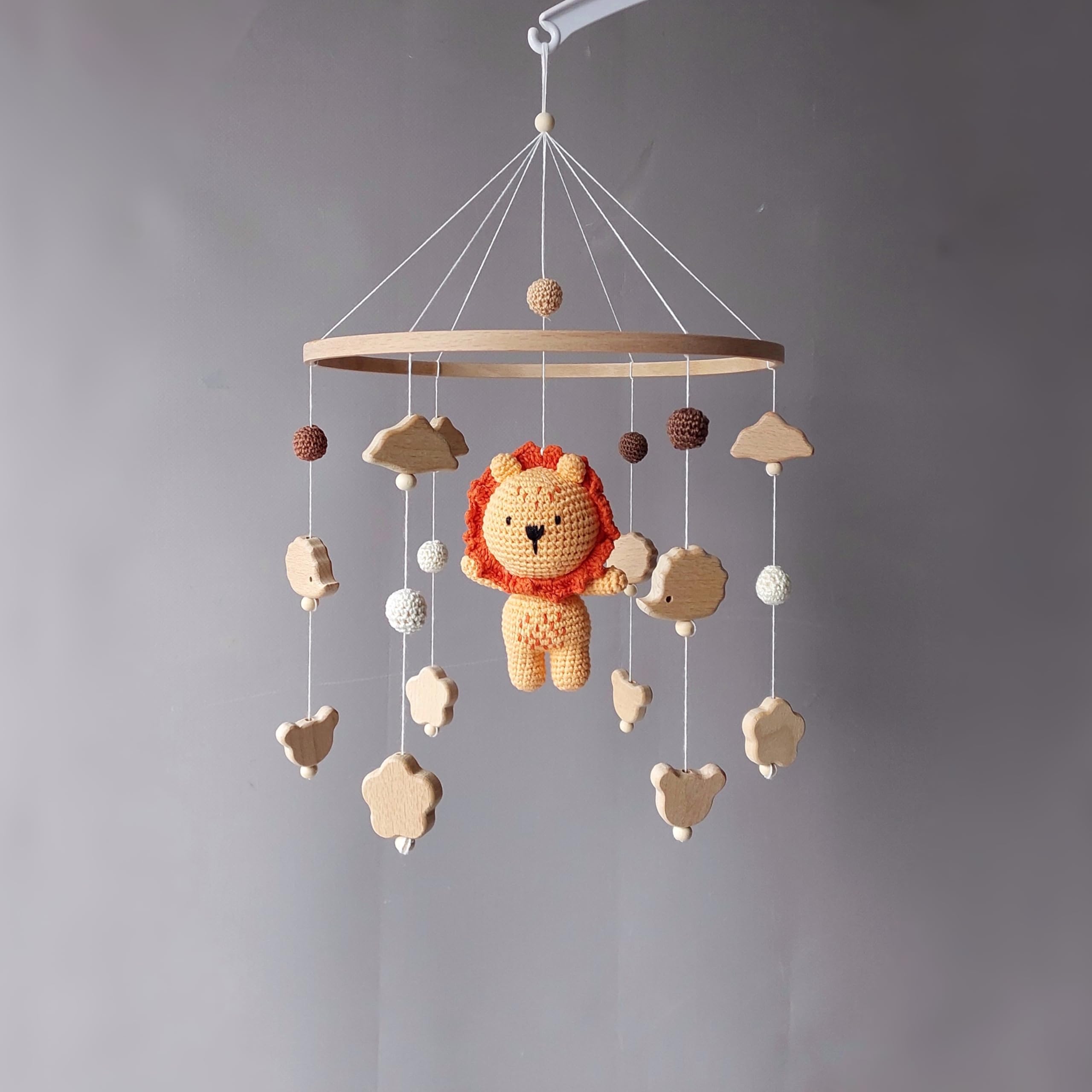 Baby Mobile mit gehäkeltem Löwen – Handgemachtes Kinderbett Mobile aus Holzperlen und Baumwolle – Safari Deko fürs Babyzimmer – Neugeborenen Geschenk