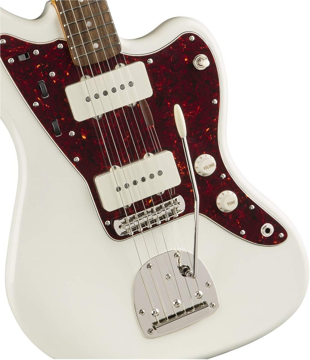 Detalhe do corpo do Fender Classic Vibe '60s Jazzmaster baixo elétrico branco para destros, foco nos captadores duplos brancos, escudo vermelho, chaves seletoras e controles de tom e volume brancos, e