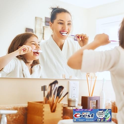 Miniatura 9 de Crest Kids - Paquete de pasta de dientes que cambia de color paquete de 2 unidades sabor a chicle de 4.2 onzas + exprimidor de pasta de dientes
