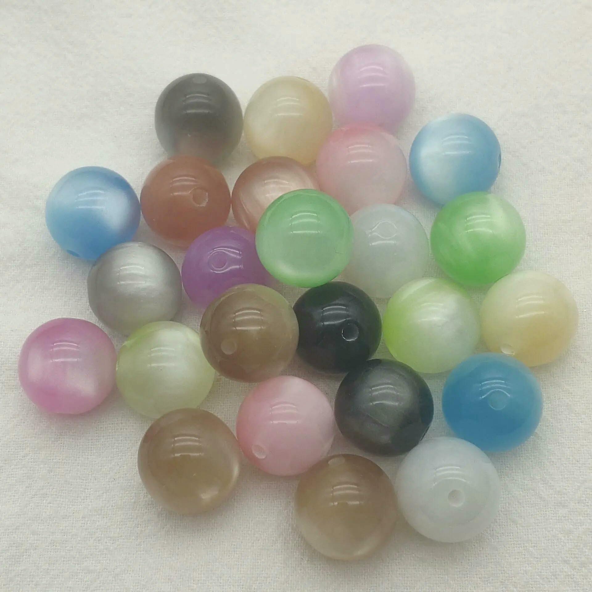 Cuentas redondas gruesas de resina con efecto ojo de gato de 12, 16 y 20 mm para collares hechos a mano. Accesorios y componentes de joyería. 12 mm, 500 unidades.