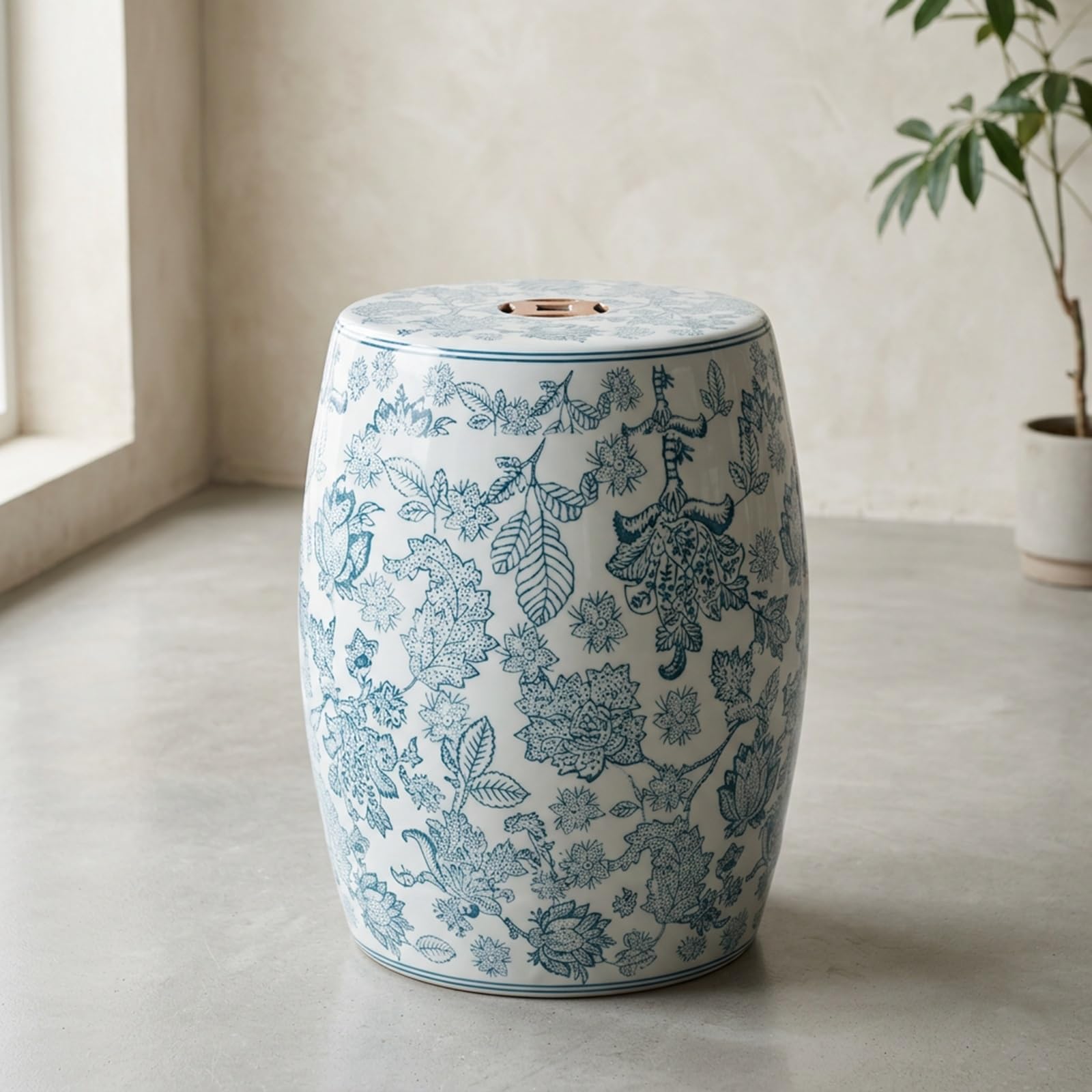 Table d'appoint en porcelaine et support pour plantes du salon au patio verdoyant