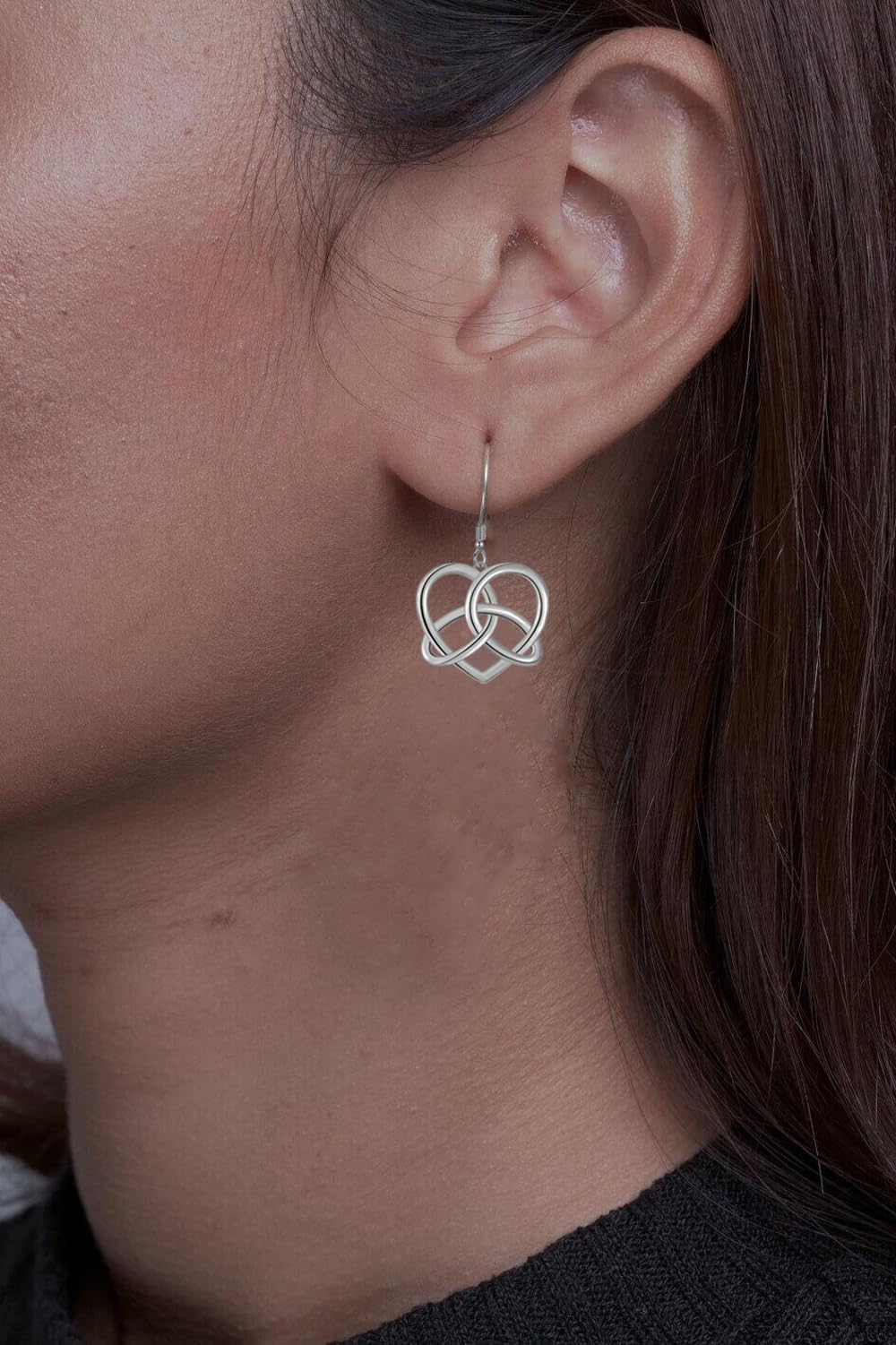 Orecchini pendenti a forma di nodo celtico in argento Sterling con