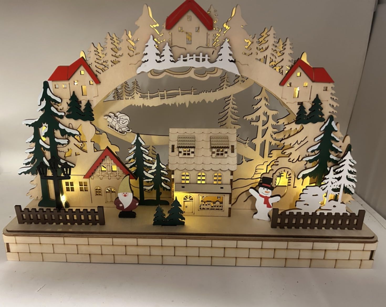 Village de Noël alpin en bois - Décoration de table à LED - 41 cm - Fonctionne sur une minuterie - Fonctionne avec piles