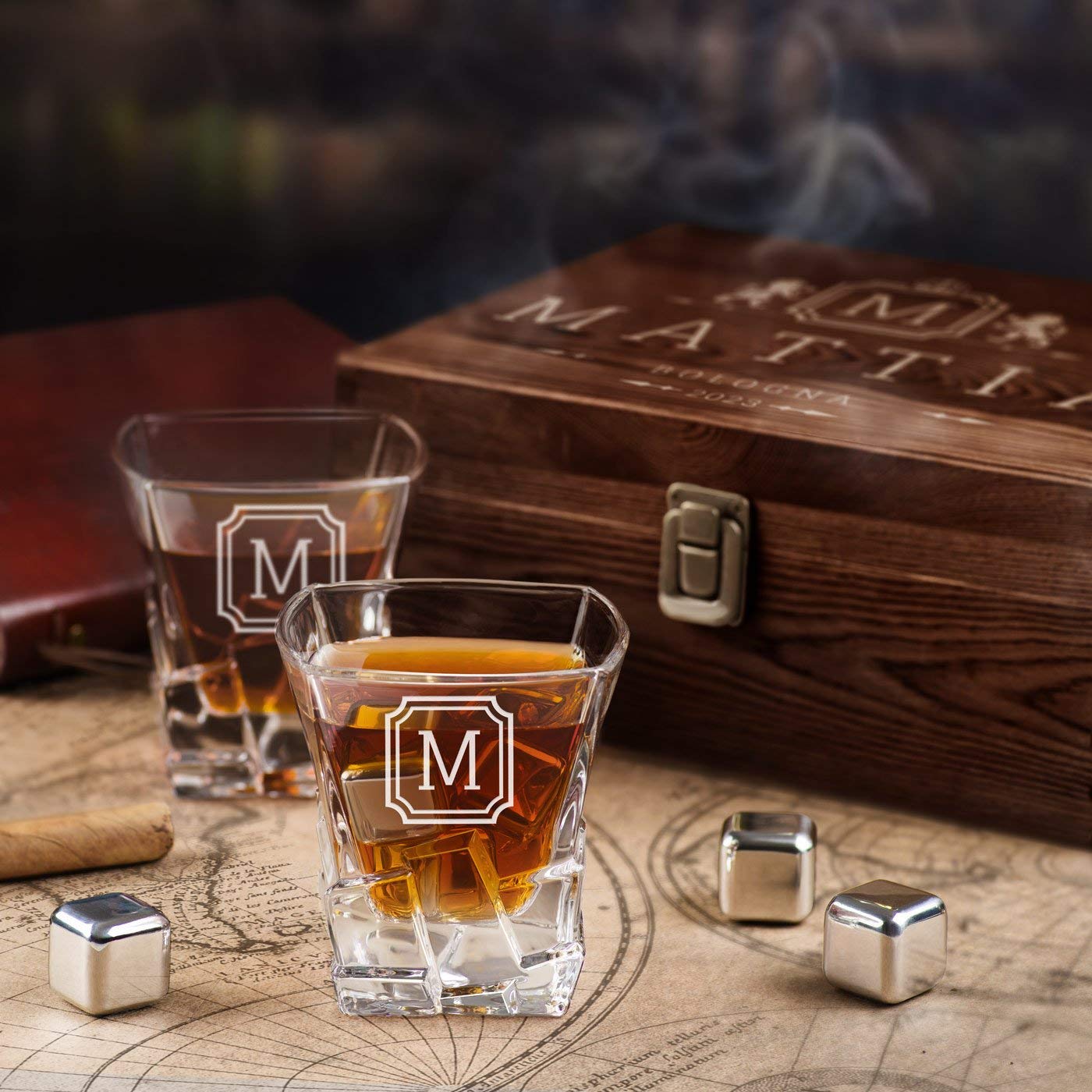 Maverton Set di Pietre da Whisky - in un cofanetto personalizzato - 8 cubetti di ghiaccio + 2 bicchieri - riutilizzabili - in granito - regalo compleanno uomo - nord