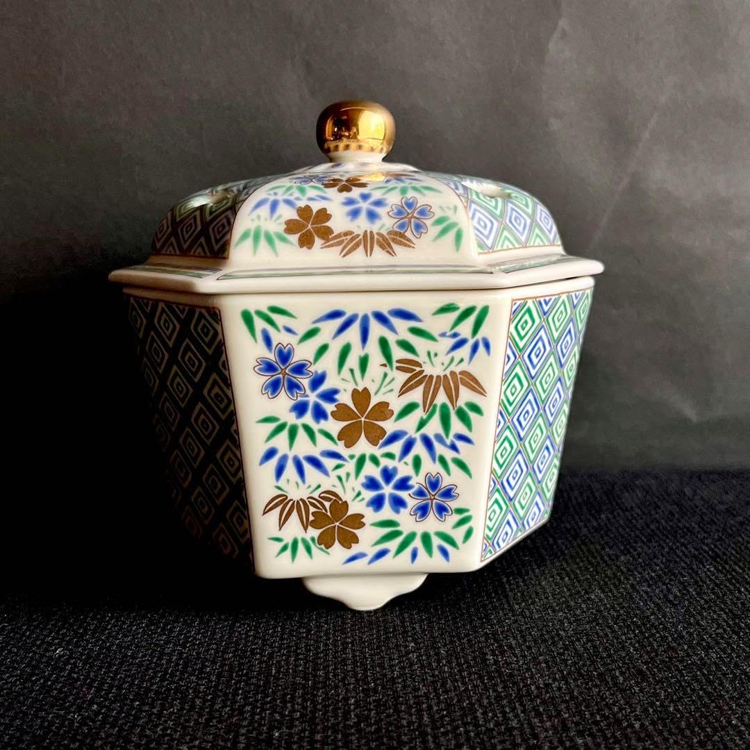 ★新品未使用　超美品 ★有田焼　徳幸窯　金彩地紋　亀甲蓋物　小物入れ　蓋付き椀 超 有田焼 徳幸窯 金彩地紋 亀甲蓋物 小物入れ 蓋付き椀
