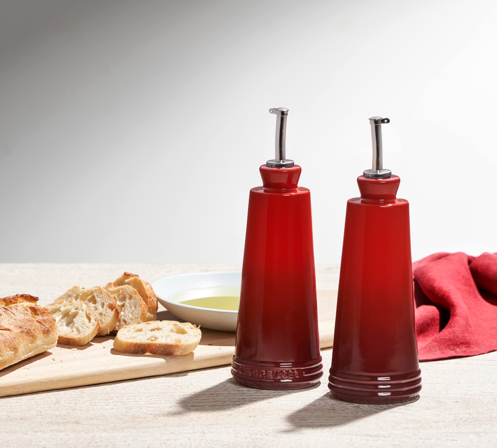 LE CREUSET Signature - Set olio e aceto in gres porcellanato, 10 oz. ciascuno, ciliegia