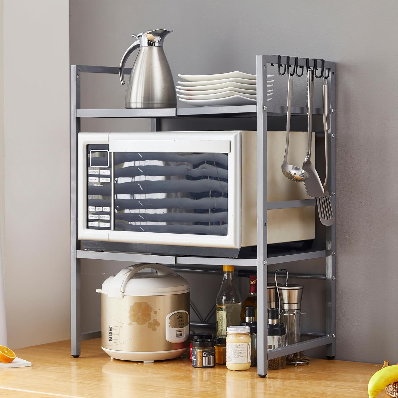 Scaffale espandibile per forno a microonde, organizer telescopico da cucina con 6 ganci, autoportante regolabile, resistente supporto per microonde, per pentole e padelle (grigio a 3 livelli)