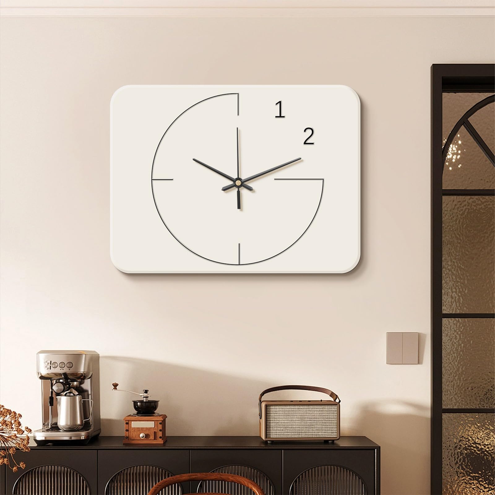 Boîte à fusibles cachée par un panneau décoratif en bois et horloge murale silencieuse