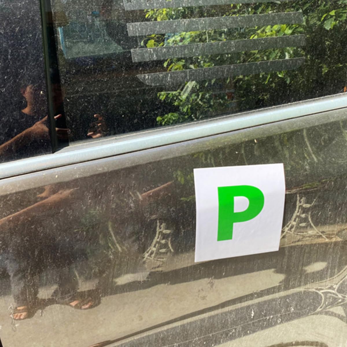 NUOBESTY Adesivi Magnetici per Auto Neopatentati 2 Pezzi, Adesivo Magnetico Scritta P per Studenti e Nuovi Conducenti, Resistente allo Sbiadimento, Facile da Installare per Veicoli