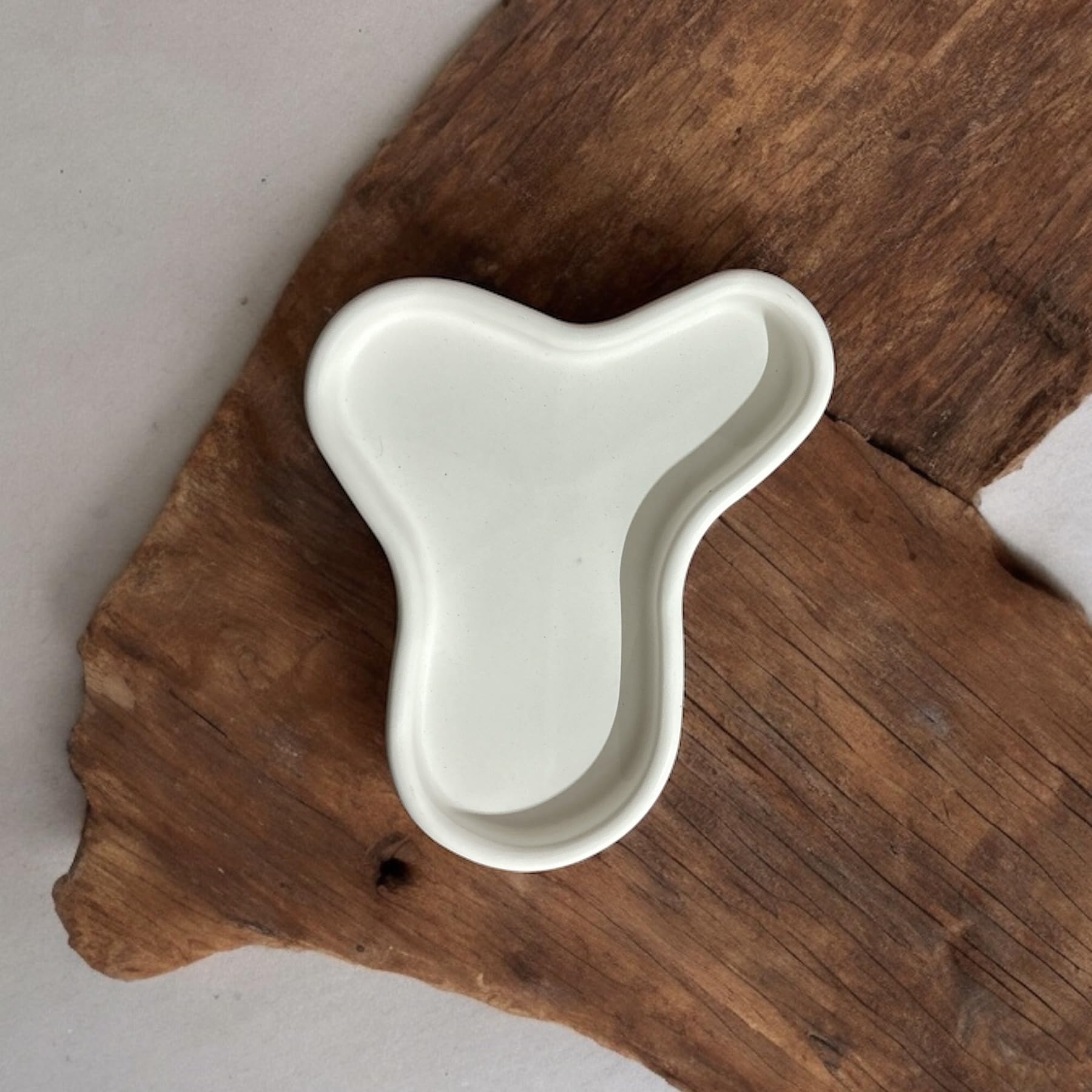 Nandini Homeware™ Hand Crafted White Concrete Trinket Tray Use as Multipurpose Organiser and Home Décor (Trinity) (B0D6KPQ2SS) Amazon Price History, Amazon Price Tracker