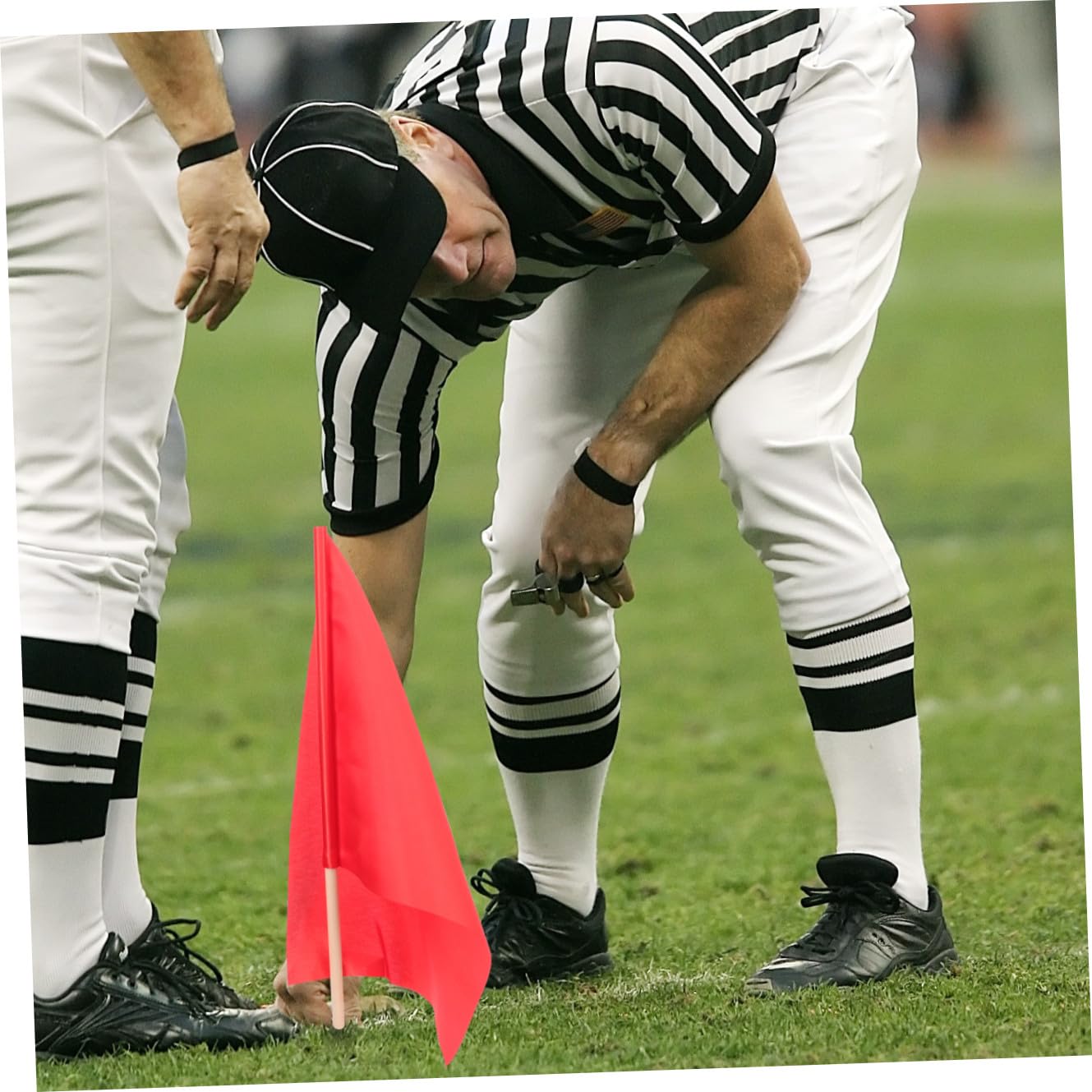 Toyvian Bandierine da Arbitro Rosse in Poliestere e Legno 4 Pezzi 30x40cm Facile da Trasportare e Resistenti per Segnalazione Gare Sportive