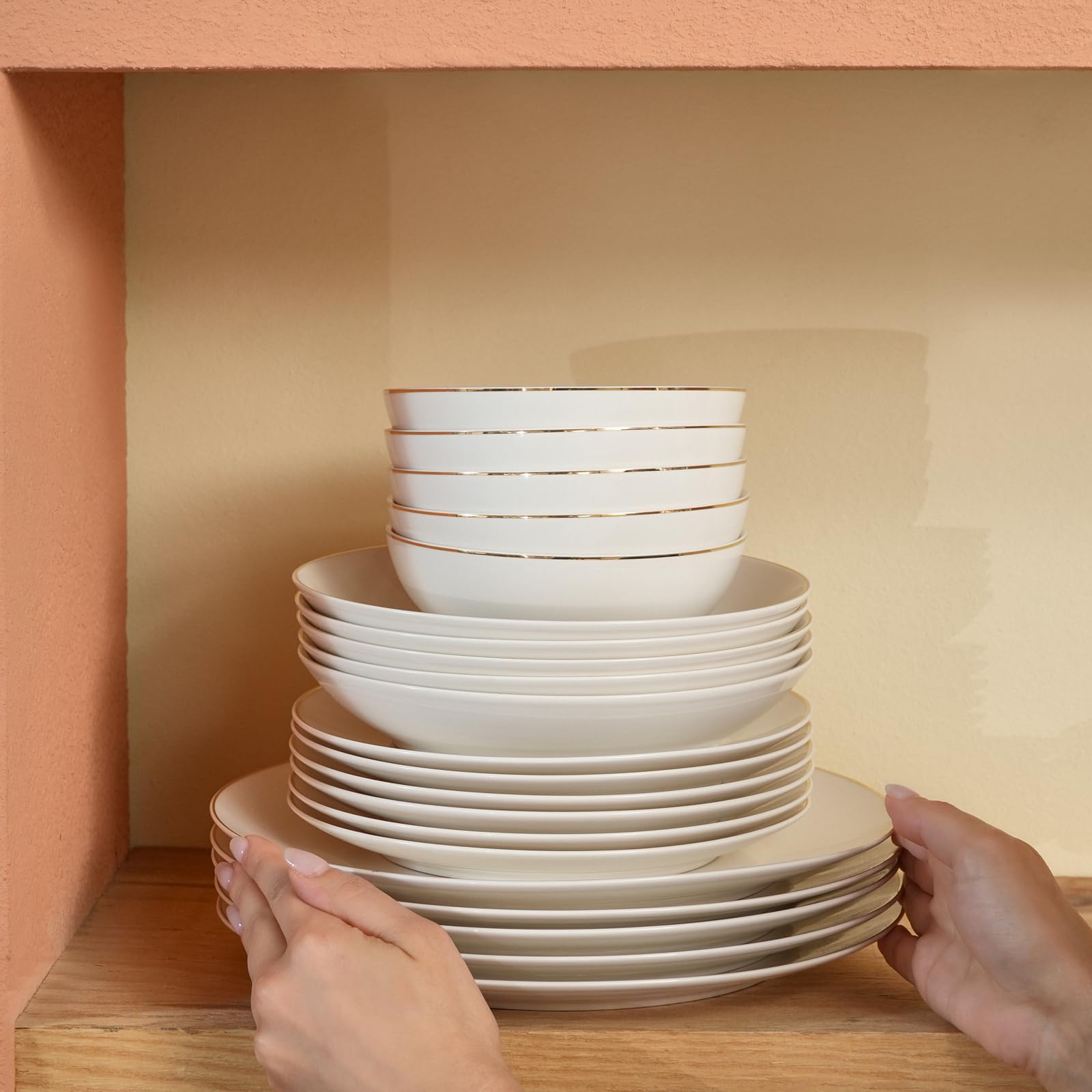 Karaca Bone China Donatella - Vajilla de 70 piezas para 12 personas, color dorado y blanco