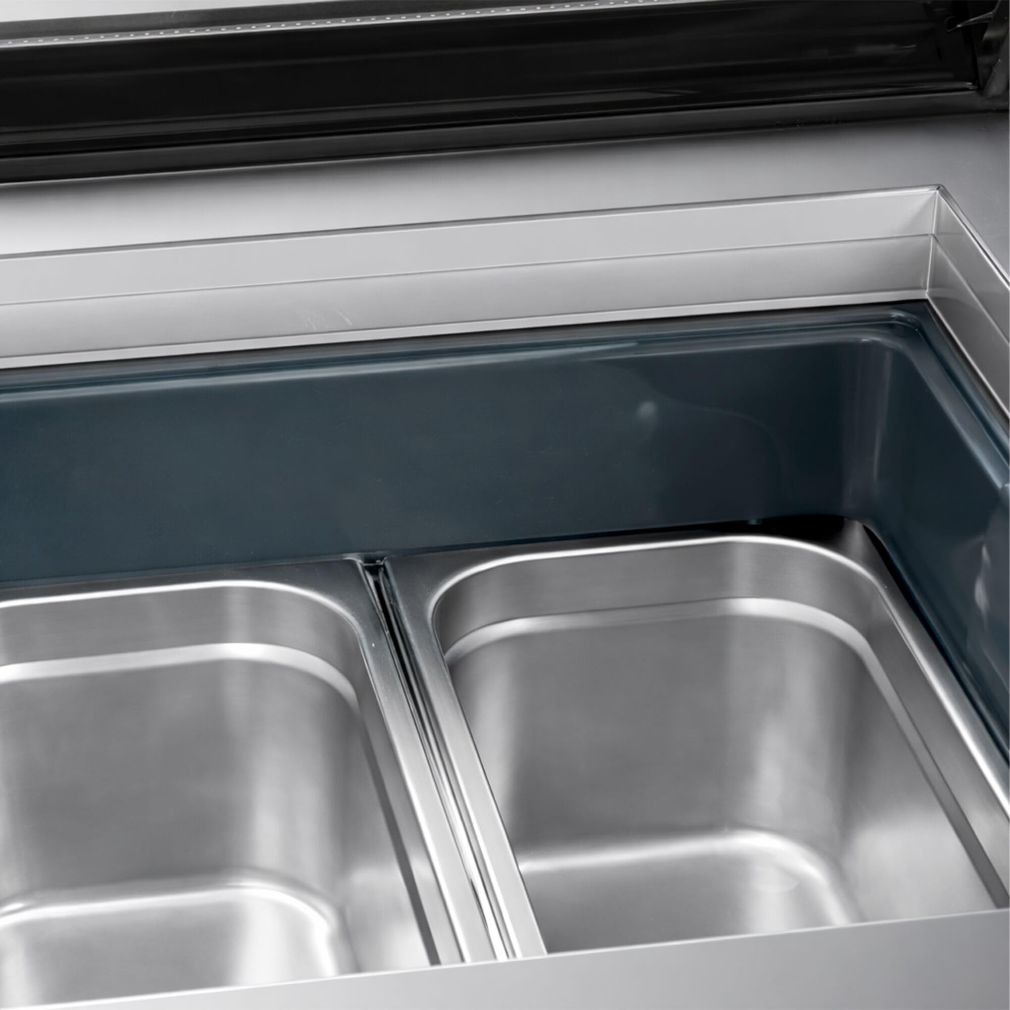 GGM Gastro | EAVNR87N | Tisch-Eisvitrine - 870mm - Statisch - für 4x 5 Liter Eisbehälter - gerader Deckel - Deckelöffnung zur Bedienseite