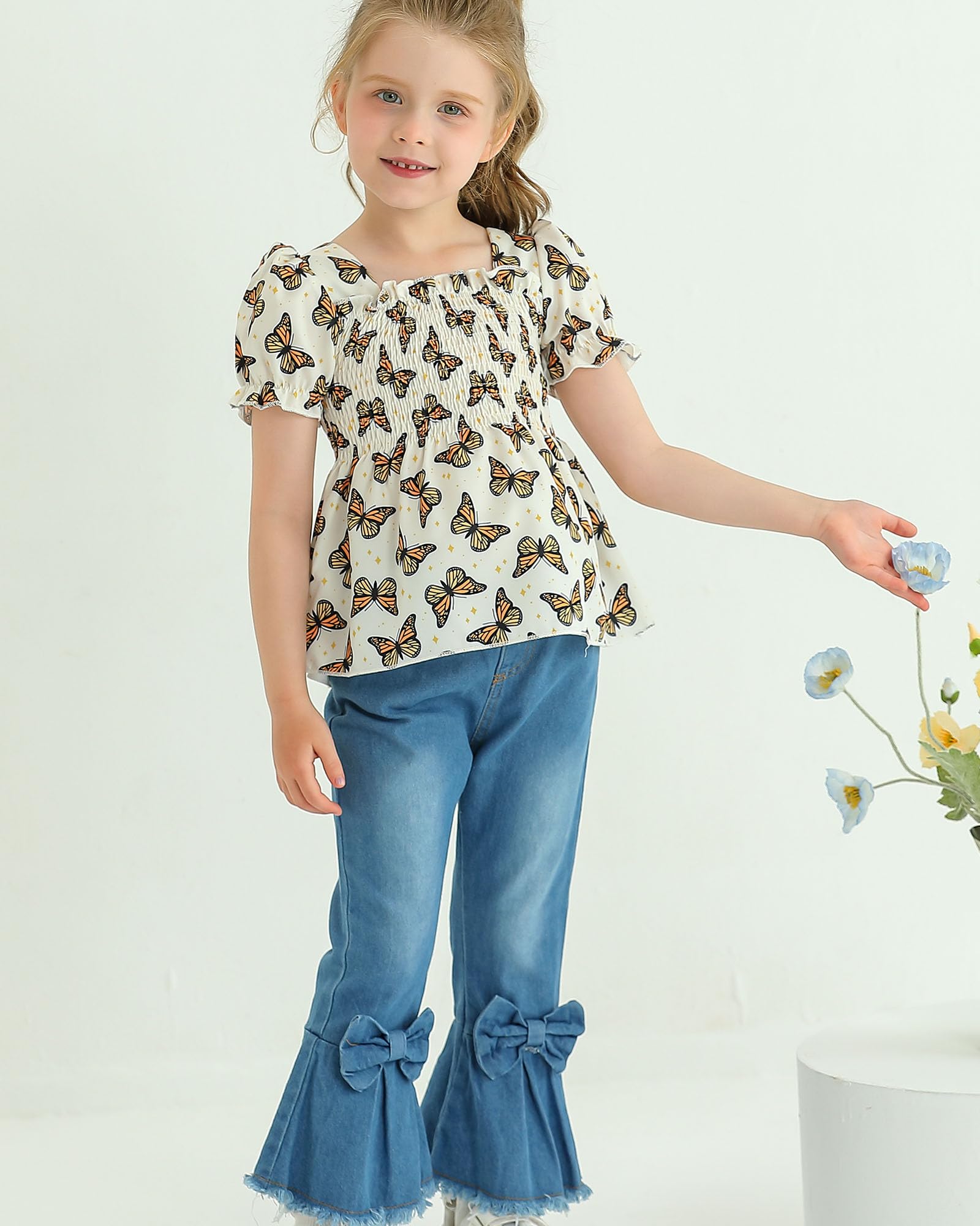 Kucnuzki Conjunto de ropa de 2 piezas para niñas pequeñas, camisa de manga corta, jeans acampanados, conjunto de ropa para niñas