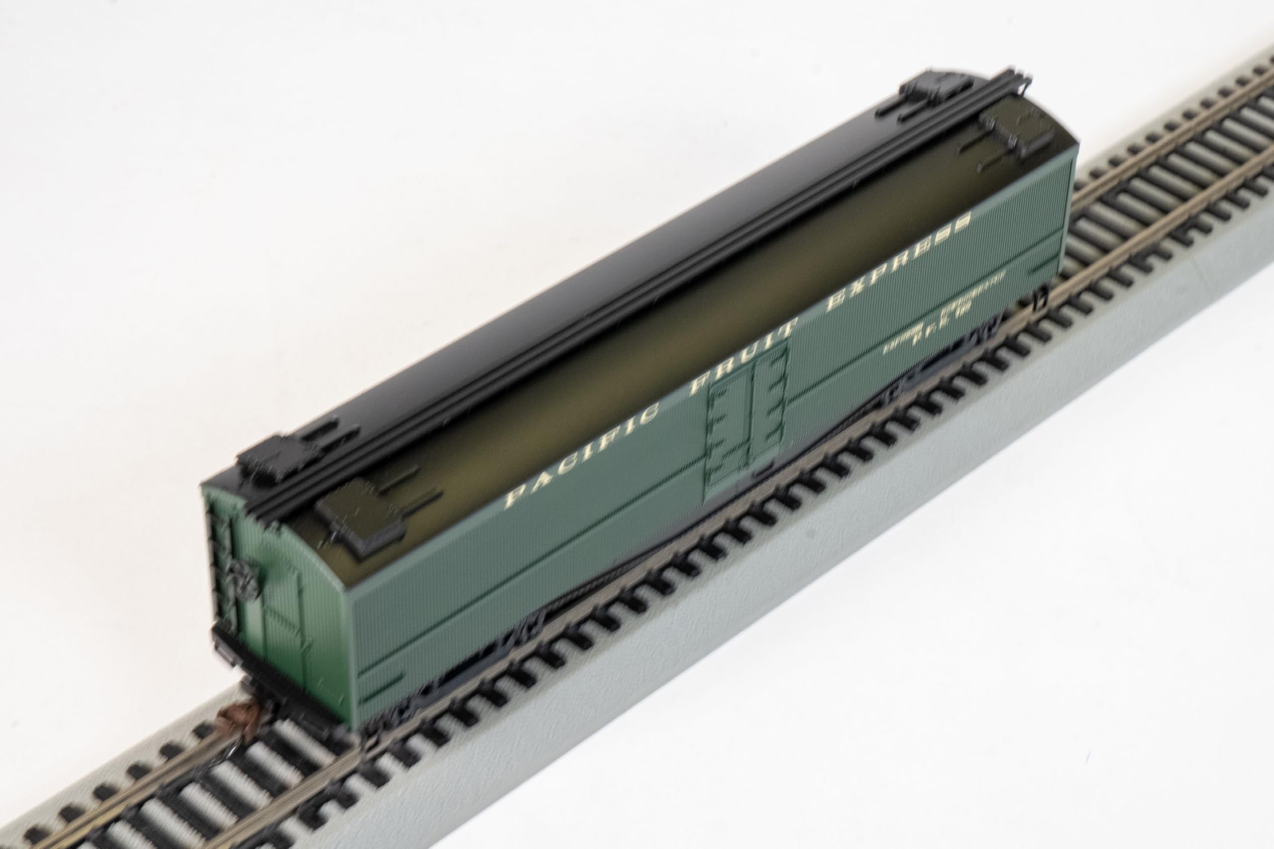 Bachmann Trains - 50' Express Reefer - Pacific Fruit Express #726 - Scala HO