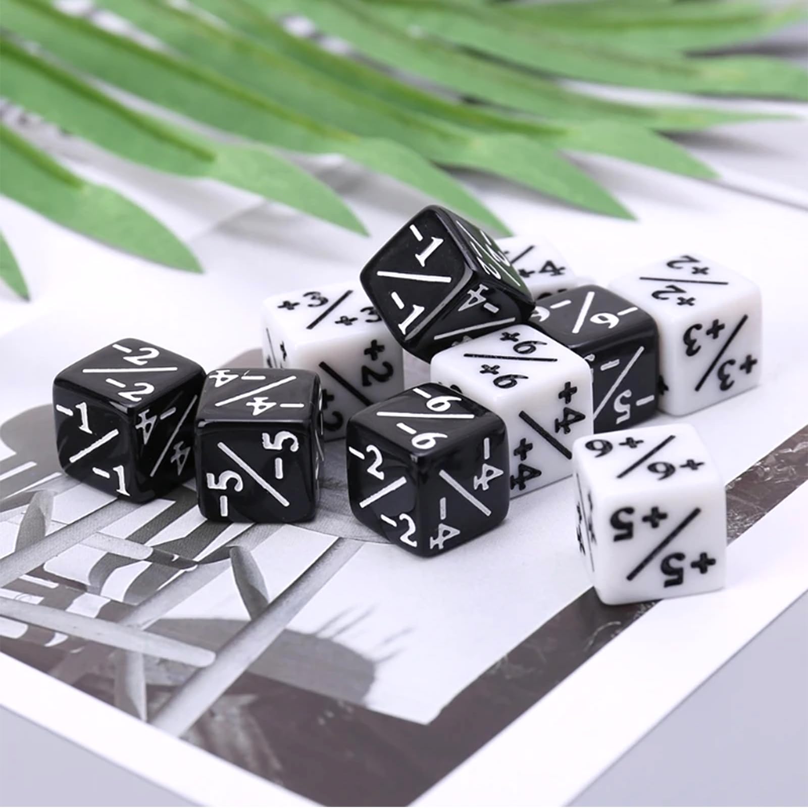 48 Pièces Compteurs de Dés Dés de Jeton D6 Dés de Fidélité Dés de Cube Compatibles avec MTG, CCG, Accessoire de Jeu de Cartes avec Sac de Rangement (Noir et Blanc)