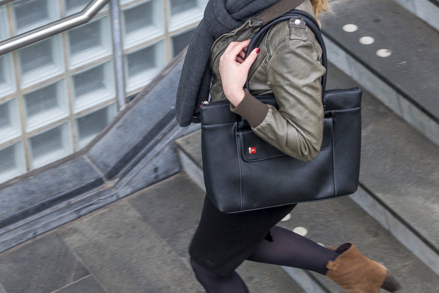 Rivacase Tasche UtoteBag für Laptops bis 15,6 Zoll - Elegante Schultertasche Umhängetasche Tote Bag für Damen aus hochwertigen PU-Leder und viel Stauraum/Schwarz