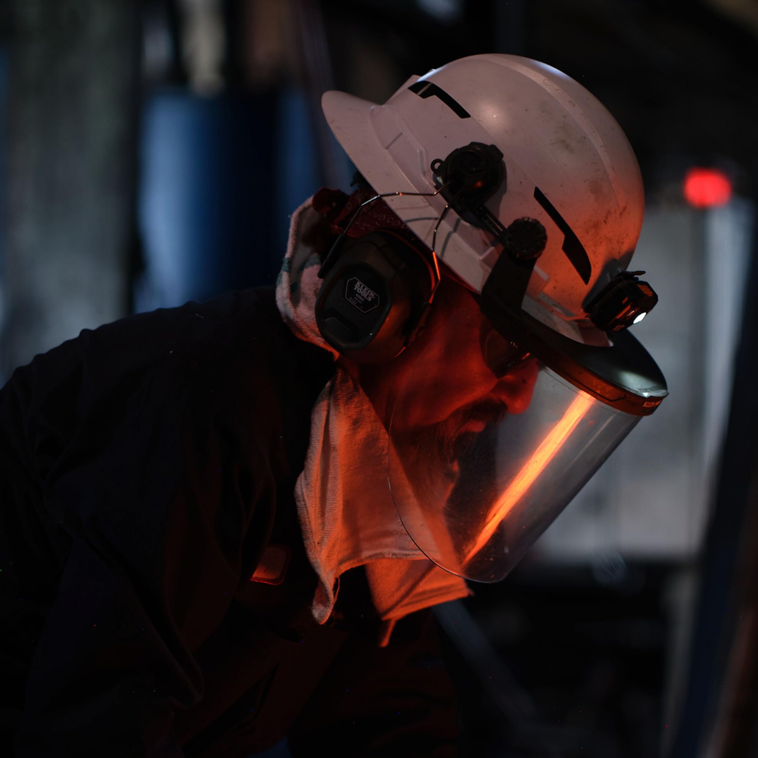 Klein Tools Casco duro tipo 2, ala completa sin ventilación, clase E, suspensión de 6 puntos con soportes de accesorios, acolchado lavable y faro recargable