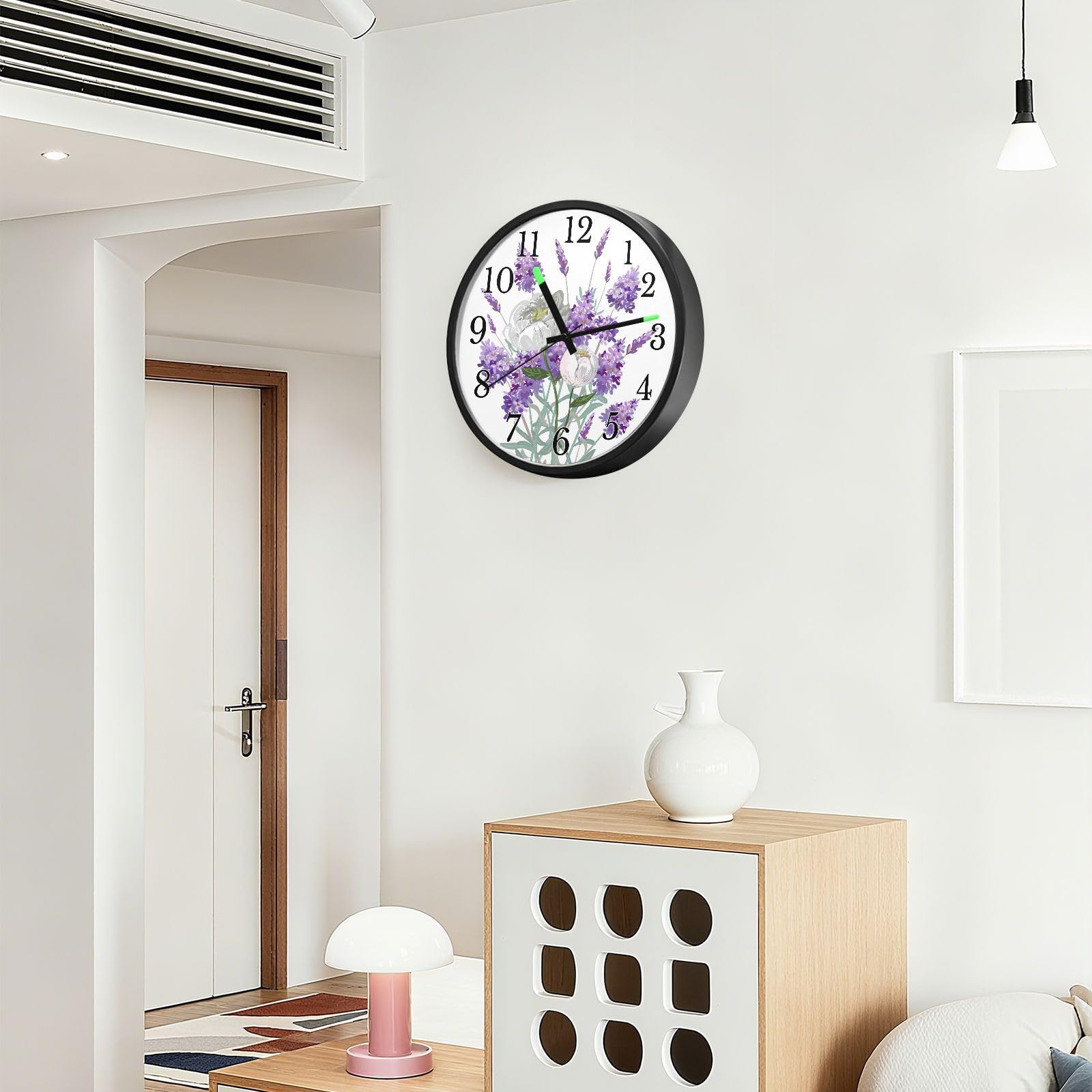 Mnsruu Reloj de pared luminoso, color morado, lavanda, blanco, camelia, reloj de pared que brilla en la oscuridad, funciona con pilas, 12 pulgadas, silencioso, sin tictac, luz nocturna para dormitorio