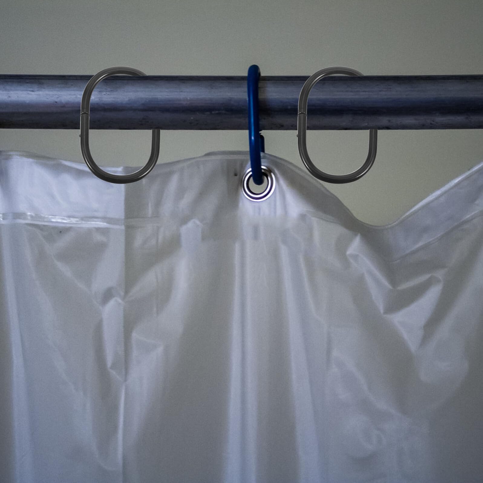 SHINEOFI 100 Anelli per Tende da Doccia in Plastica Neri, Ganci Scorrevoli Antiscivolo per Aste Standard, Accessori per Bagno Chiusura a Scatto, Resistenti e Compatibili per Tende da Bagno