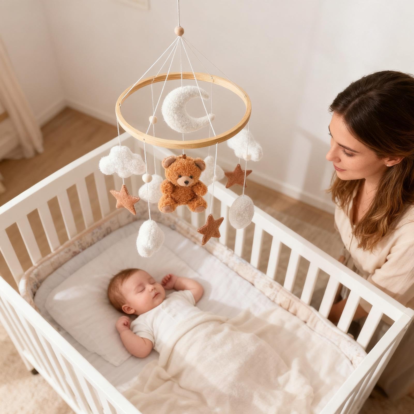 Crib Mobile - 360 gradi Rotating Plush | Hanging Nursery Decor | 17,7 x 9 Inch Wooden & Velvet Design, Peluche Brown Bear with Clouds, Stars & Chimes, Visual Soother for Nursery & Room