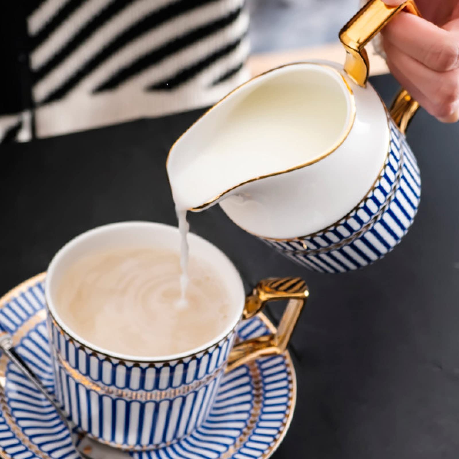 15-częściowy porcelanowy zestaw do herbaty, zestawy filiżanek i spodków kawy, serwis herbaciany w niebieskie paski z dzbankiem, cukiernica, dzbanek na śmietankę, łyżki