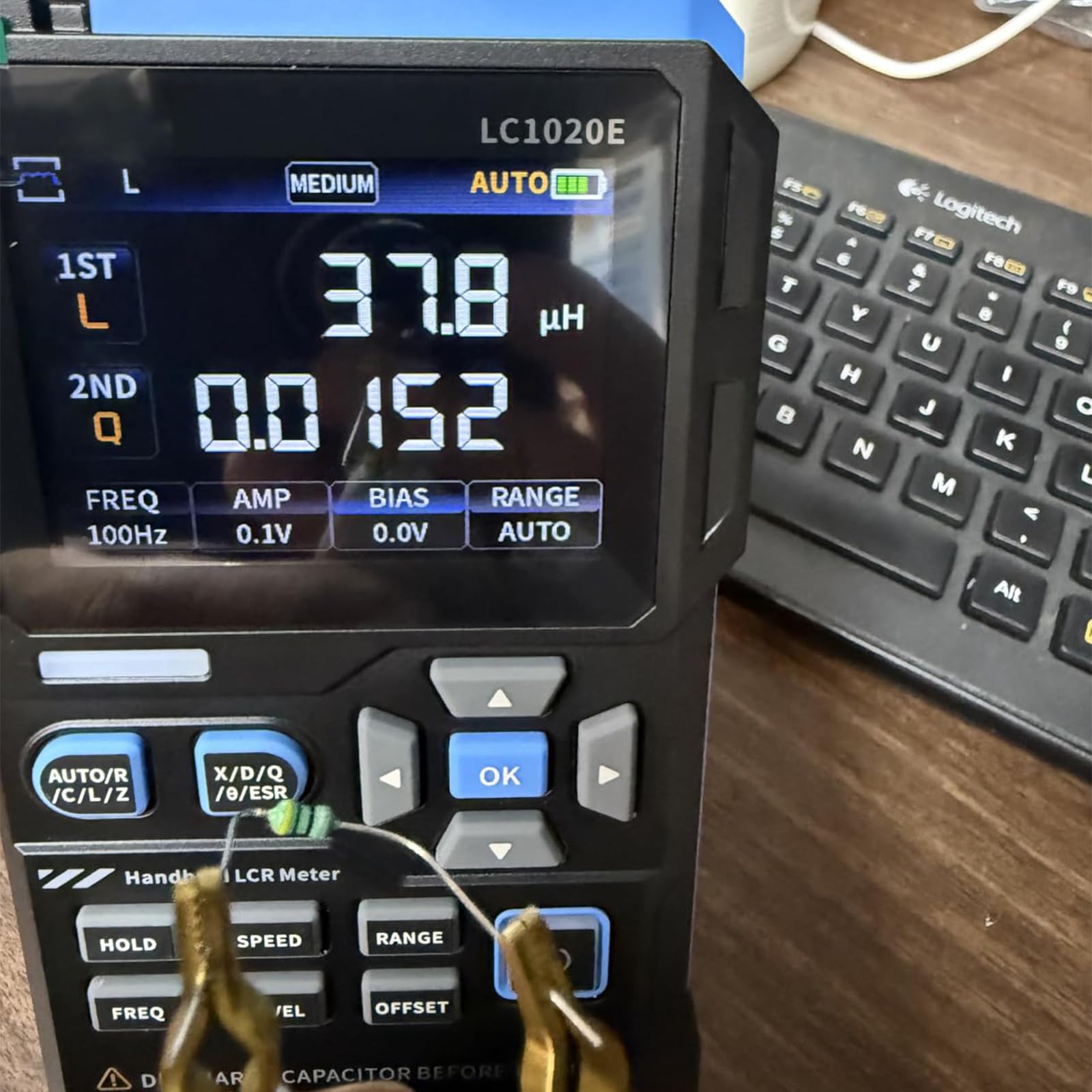 LCR Messgerät 100Hz-100kHz, LC1020E Hochpräzises digitales Brücken-LCR-ESR-Messgerät, 2,8-Zoll tragbares digitales TFT-ESR LCR Meter, misst ESR/Q/D/θ/X, Anzeige von zwei Parametern