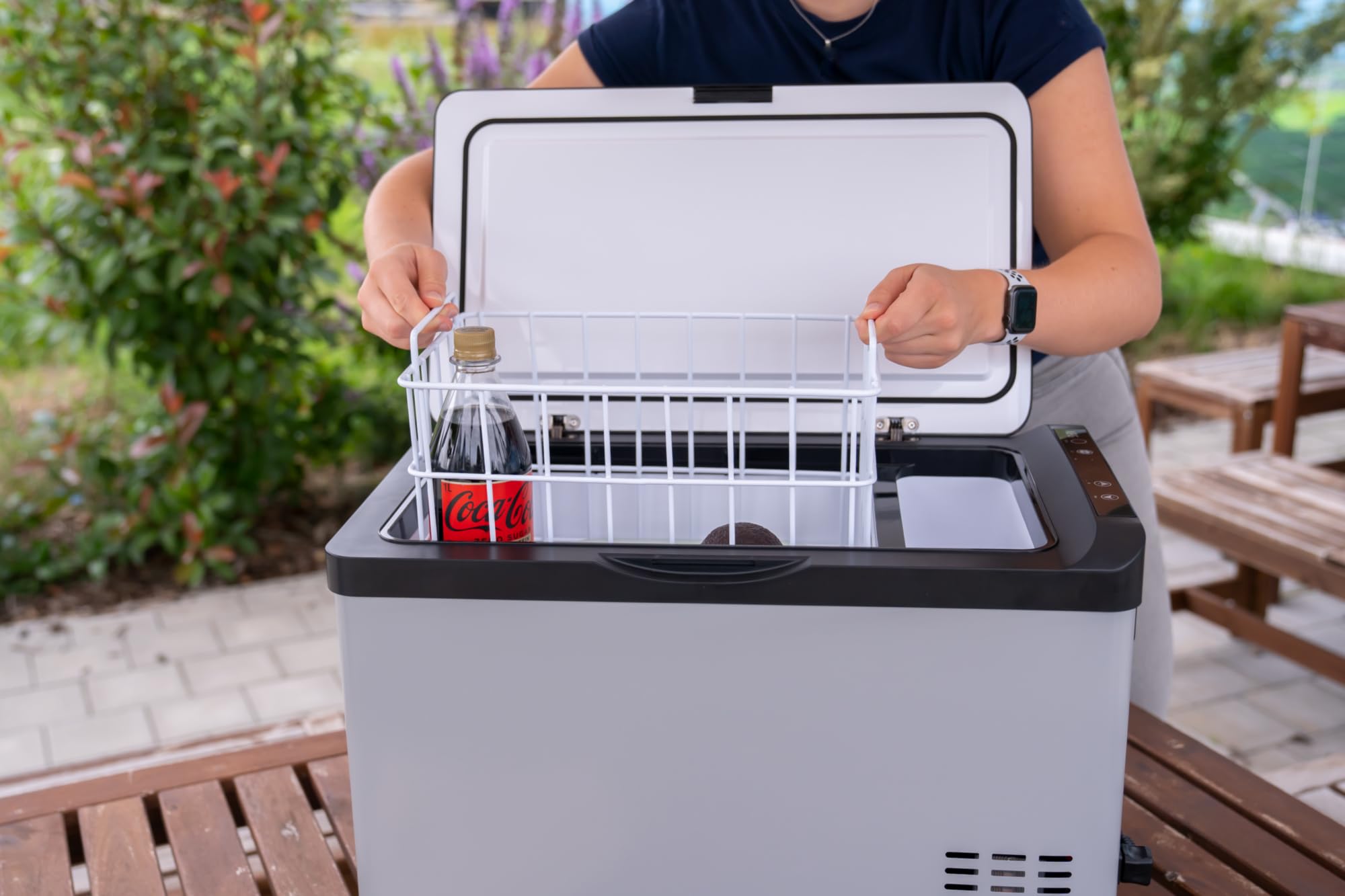 AEG Automotive Kompressor Kühlbox KK 30, Mobile Kühlbox für das Auto, konfigurierbare Temperaturen von +20 °C bis -20 °C Grad,Gefrierfach und Kühlbereich, inkl.Zwei Tragegriffen, 30L Fassungsvermögen