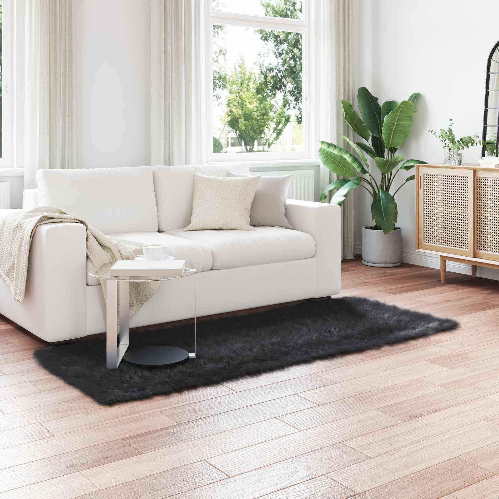 Kunstschaffell Teppich TAFALLA Schwarz 80x200 cm - Flauschiger Kunstfell Läufer für Wohnzimmer und Schlafzimmer - Weicher Hochflor Teppich aus Polyester - Gemütliche Wohndeko