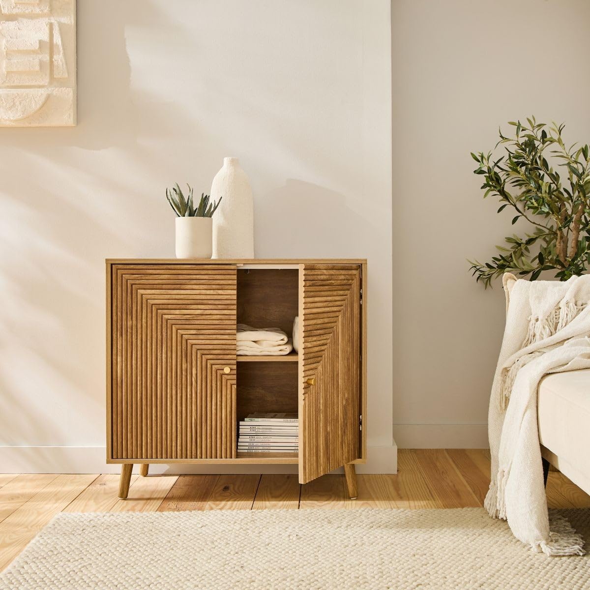 Calicosy Anrichte mit 2 Türen in L-Optik – goldene Knöpfe und Füße aus Holz, Eichendekor – Kollektion Eden – Aufbewahrungsmöbel – Wohnzimmer, Esszimmer – L 80 x T 39 x H 75 cm