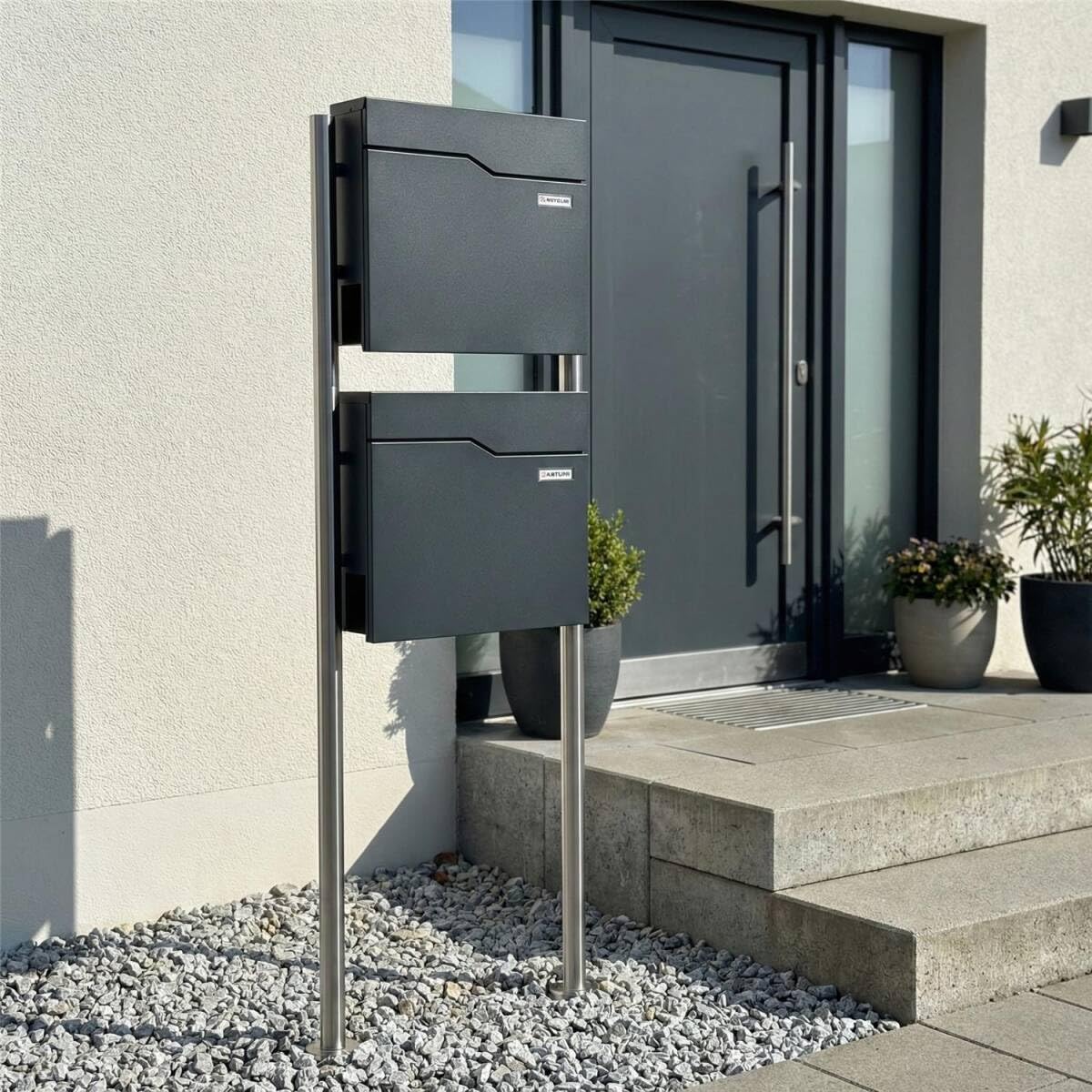Metzler Standbriefkasten für 2 Parteien in Anthrazit RAL 7016 – Doppelbriefkasten freistehend 2er für Mehrfamilienhaus mit Zeitungsfach, Edelstahl Standfüße und austauschbarem Namensschild