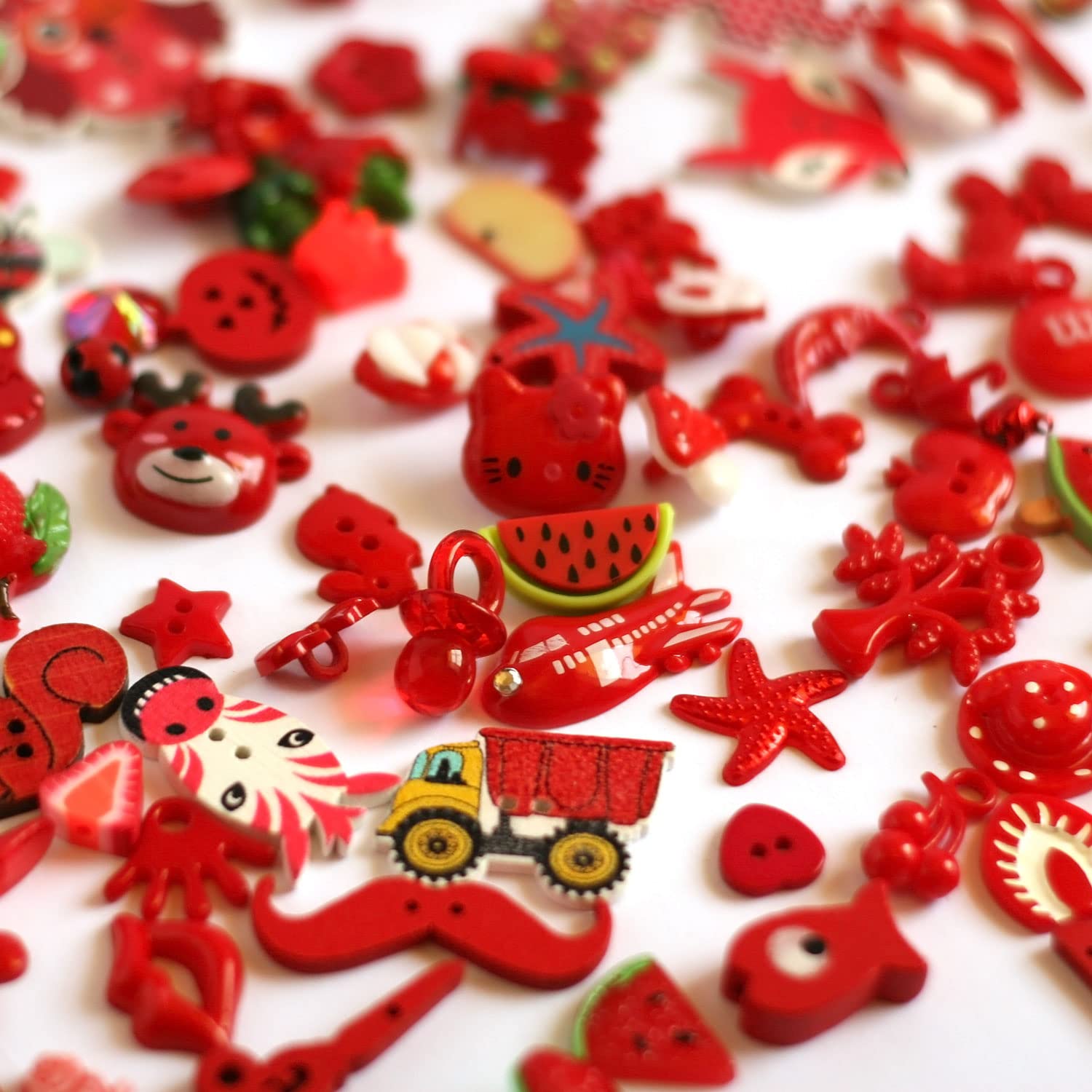 Red I Spy trinkets, 1-3cm, Set of 50