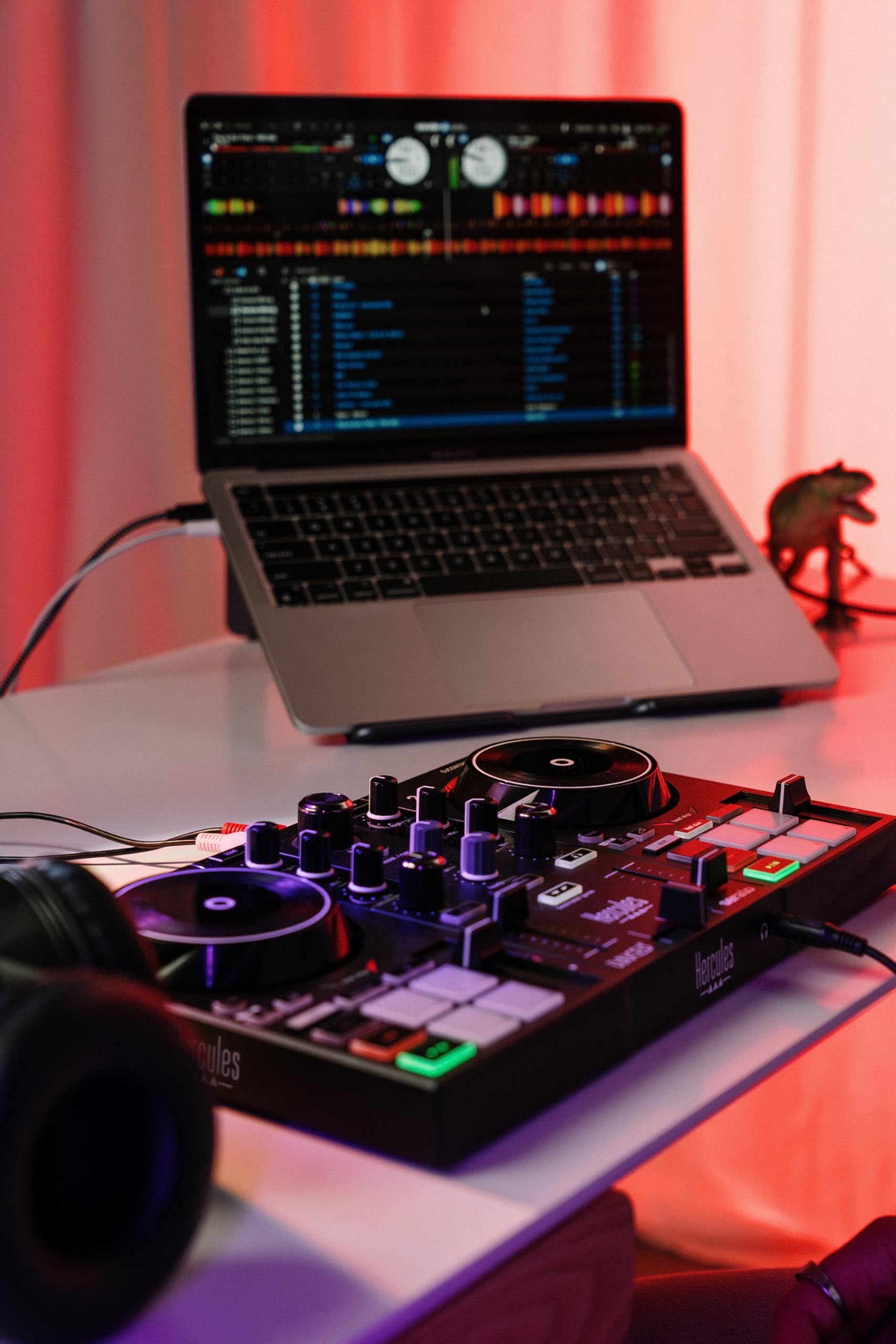 Hercules DJControl Inpulse 200 MK3 – Idealer DJ-Controller für den Einstieg ins DJing – inklusive Software und Tutorials – Streaming von Spotify und Apple Music mit Serato DJ