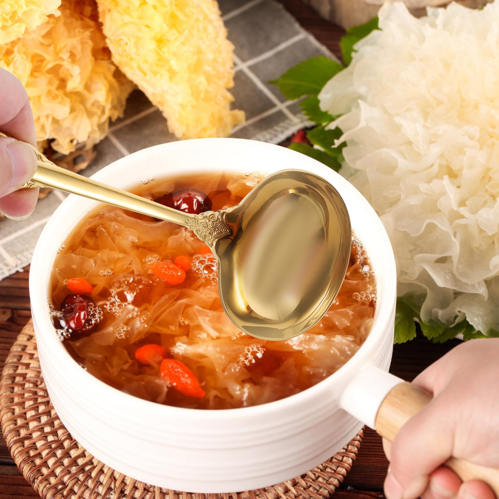 Cucchiaio da Minestra in Acciaio Inossidabile 304 Dorato Grande, Mestolo da Cucina Impugnatura Antiscivolo, Utensile per Pentola Calda per Uso Professionale e Famigliare