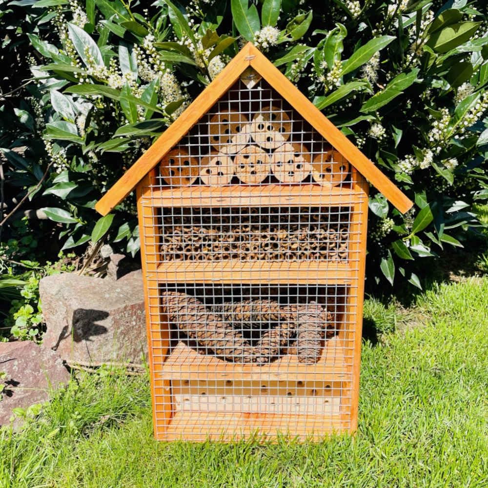 massives handgefertigtes L Insektenhotel aus Holz I 52 x 28 x 12 cm (HxBxT) mit Ständer Höhe 72 cm I Wildbienen Nisthilfe I Bienenhotel I Insektenhaus I wetterfest I lasiert in Braun
