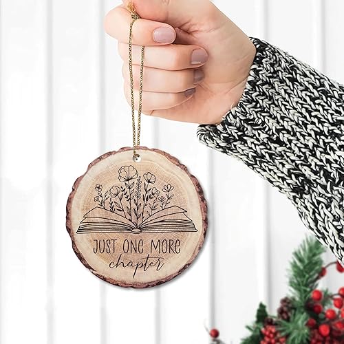 Miniatura 3 de HYTURTLE Regalos de libros para bibliotecarios amantes de los libros, adorno de madera para árbol de Navidad, solo un capítulo más, regalos para