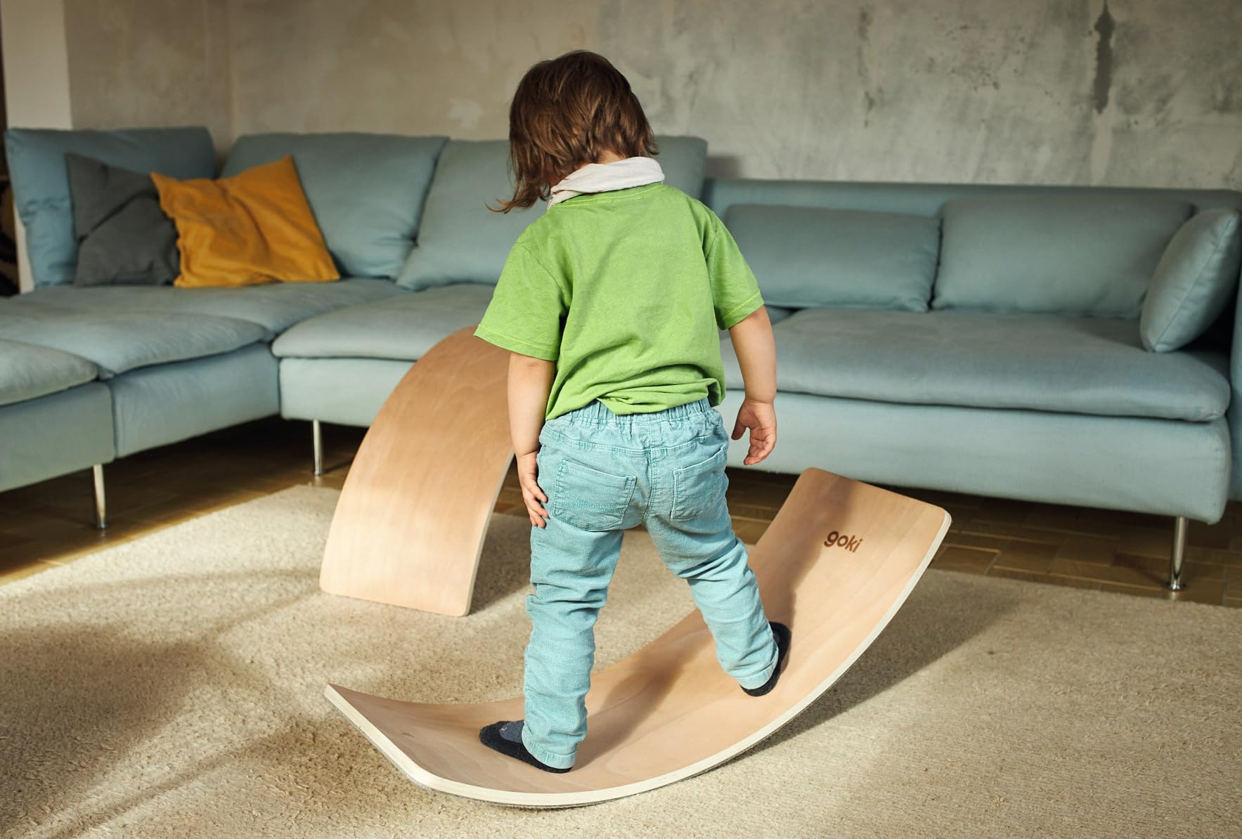goki 59968 - Balance Board Wave aus Holz und Filz, Motorikspielzeug für Jungen und Mädchen, Gleichgewichtstrainer bis 150kg belastbar, Wackelbrett im Kinderzimmer, 82 x 30 x 1,6cm, ab 2 Jahre