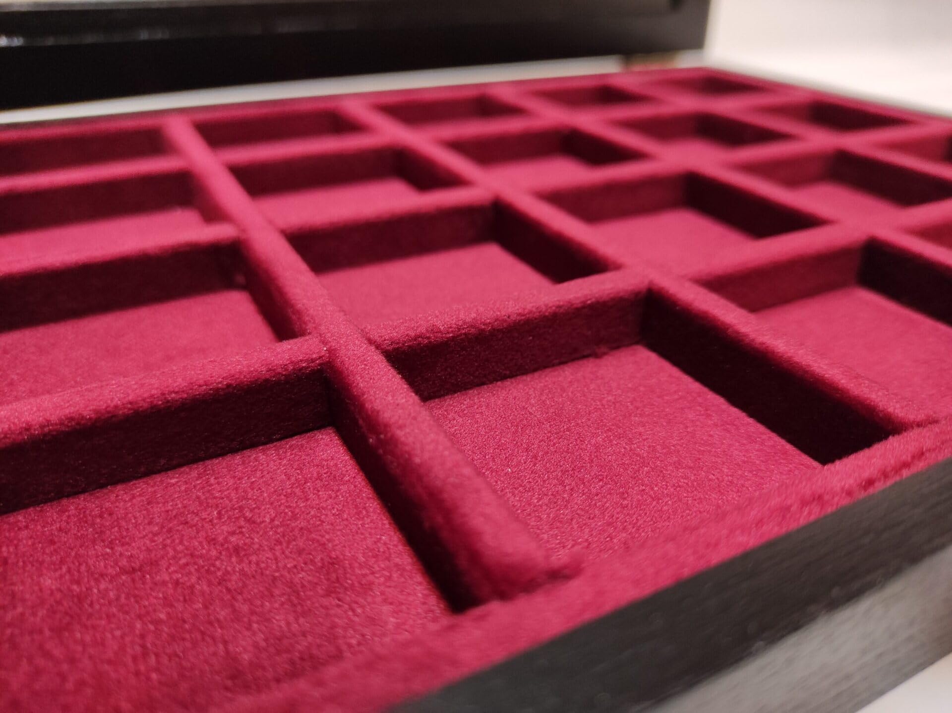 Drewniana Gablota na Monety i Medale, Czarna Kaseta Kolekcjonerska z Personalizowaną Aksamitną Wyściółką, Ręcznie Wykonana Szkatułka do Ekspozycji i Przechowywania