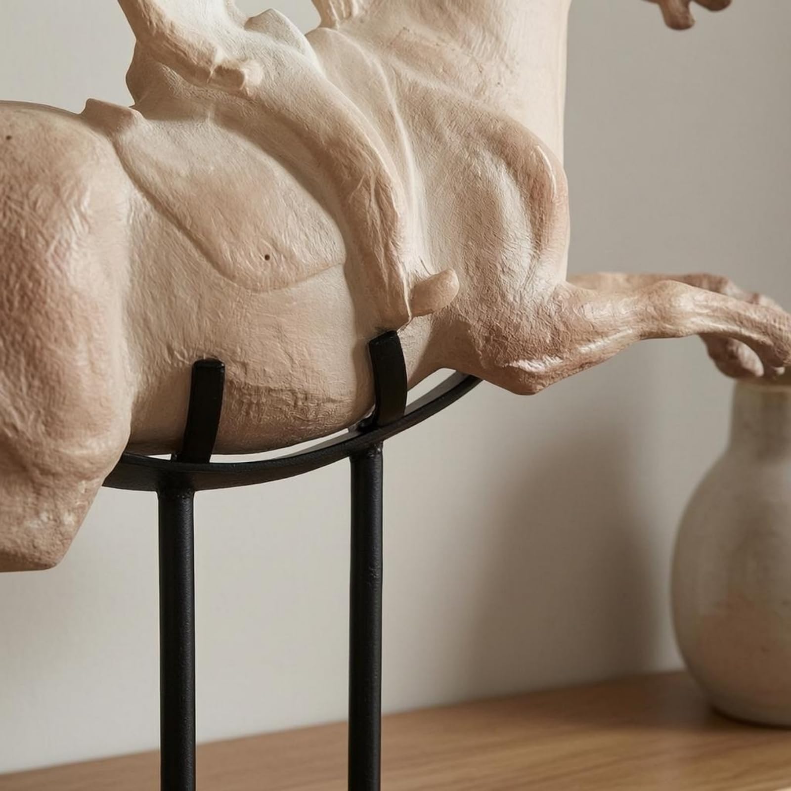 Qianly Scultura Statua Equestre Arte Figura Cavallo E Cavaliere in Resina con Base Stabile Movimento Energico Adatta per Libreria Consolle Scrivania Salotto, Marrone