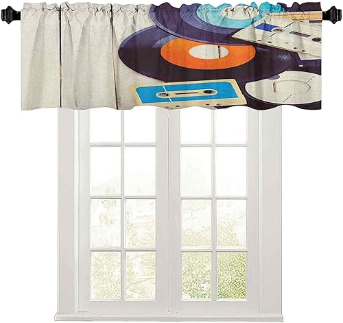 Cortinas de cenefa, 36 pulgadas de ancho x 18 pulgadas de largo, discos de gramófono y casetes de audio antiguos en mesa de madera, nostalgia