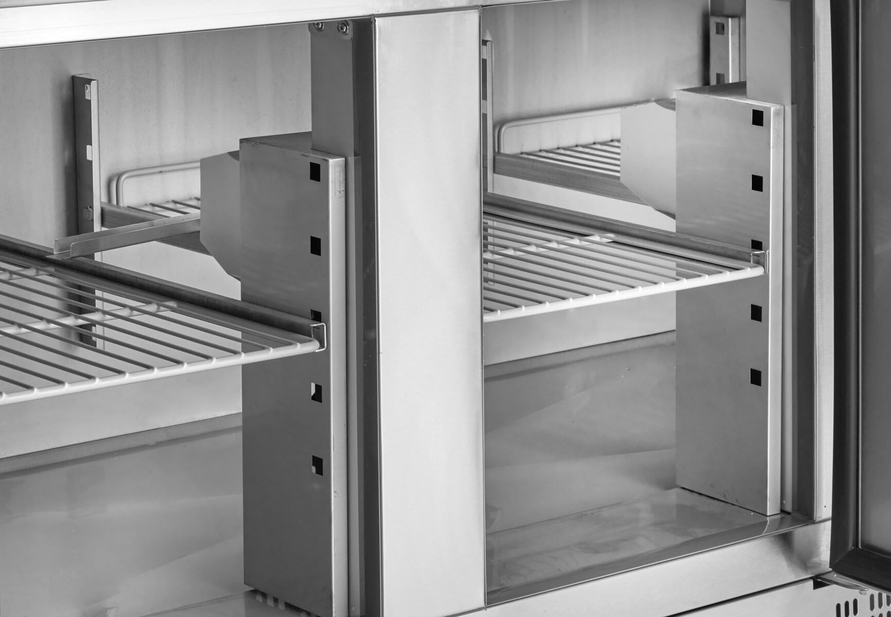 GastroHero Saladette 1370, 368 L, 3 Türen, 3 Böden, Edelstahl SH903 | Fixierbarer Klappdeckel, mit Kunststoffschneidebrett, Platz für 4 x 1/1 GN Behälter, 2 bis +8°C