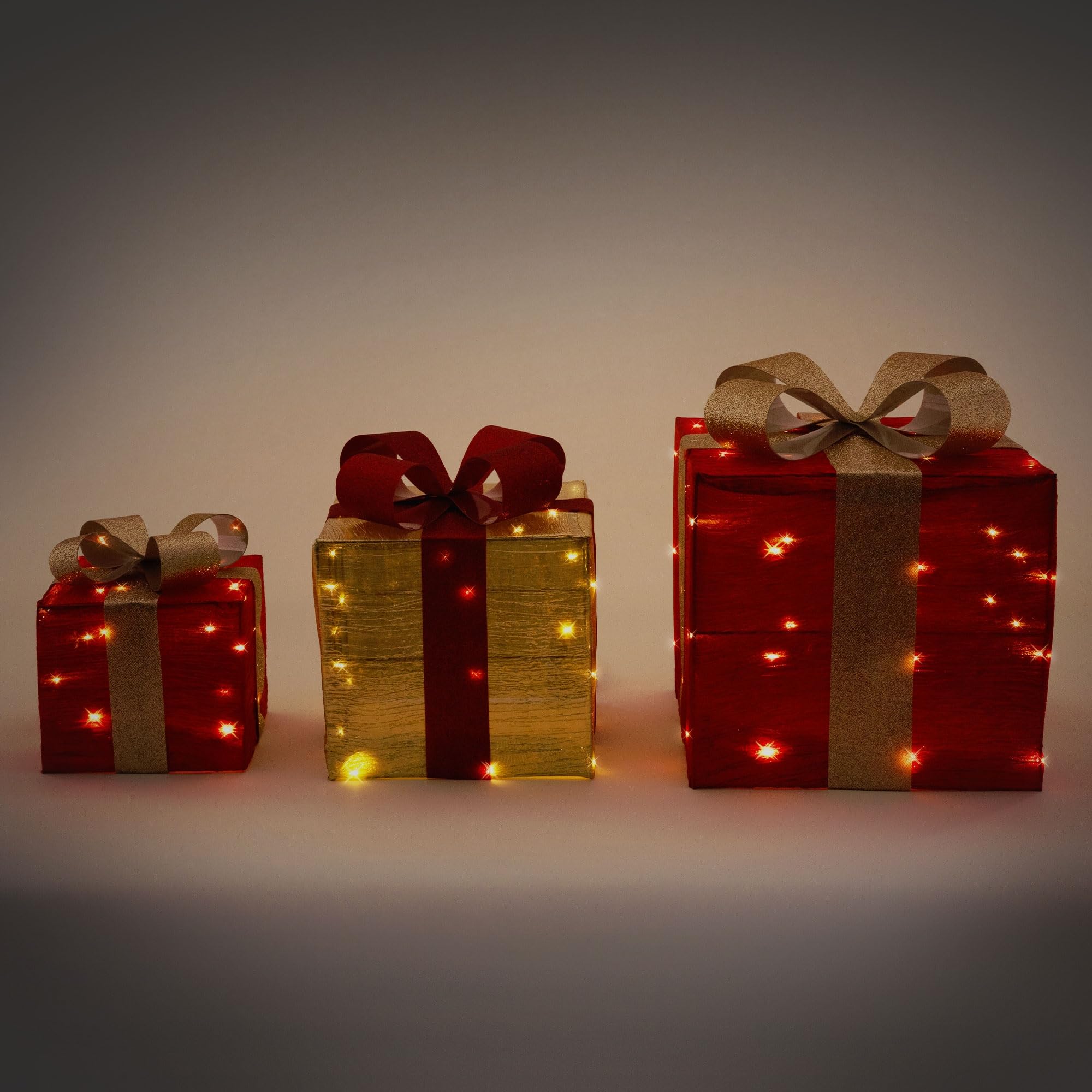 ECD Germany Set de 3 Boîtes Cadeaux LED avec 90 LED Blanc Chaud, Rouge-Or, Structure en Fil Métallique, Décoration de Noël Intérieure, Boîte Cadeau Illuminée Fonctionnant sur Piles avec Minuterie