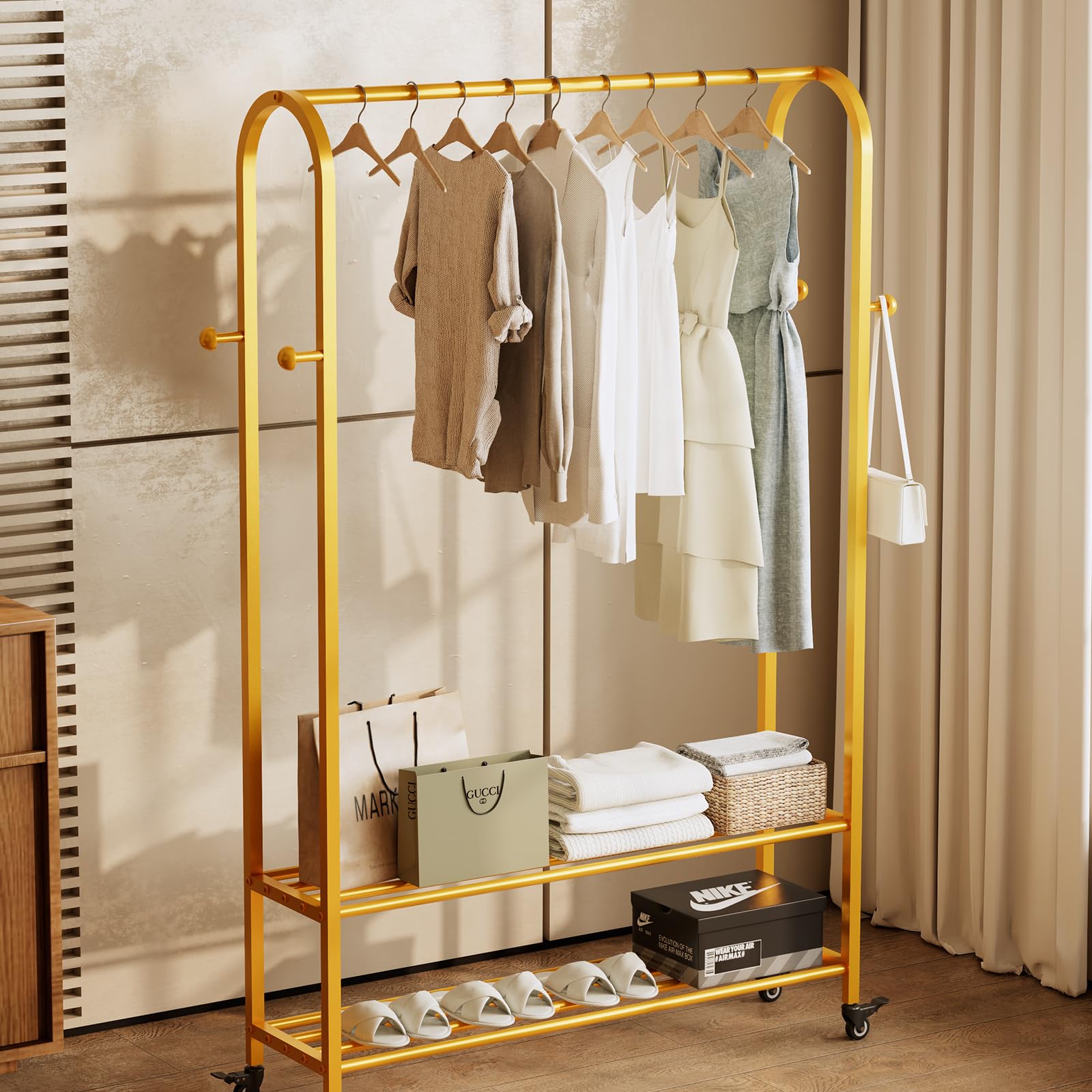 Kleiderständer auf Rollen 110 cm, Garderobenständer Metall mit 2 Ablagen und 4 Haken, Mobiler Kleiderständer mit Feststellbaren Rollen, Bogenförmiges Design, Robust & Elegant (Gold)